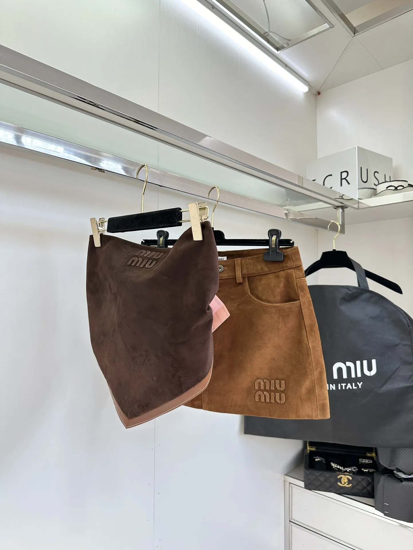 Miu Miu キャメル色スエードトップスとスカート - 画像 (8)