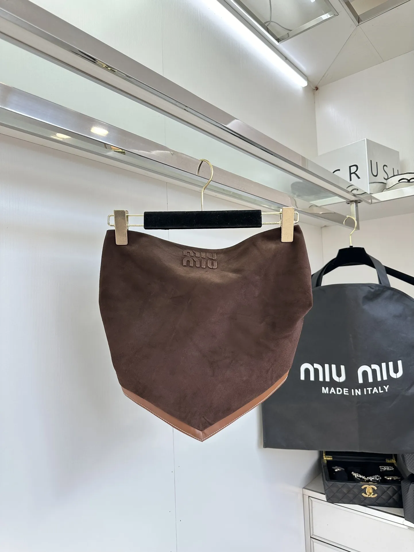 Miu Miu キャメル色スエードトップスとスカート - 画像 (9)