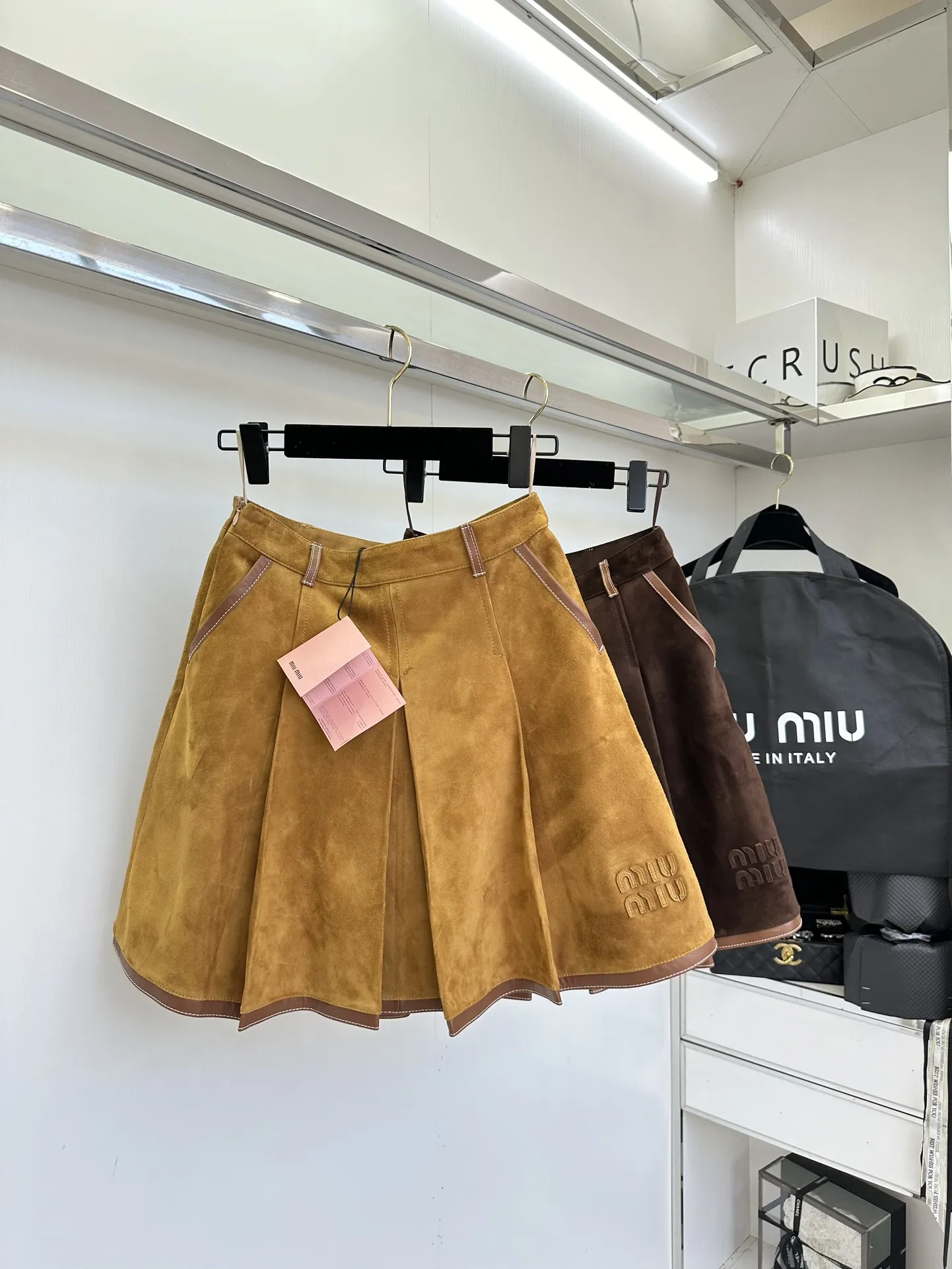 Miu Miu 新作秋冬スエードプリーツスカート 温かみのあるブラウン