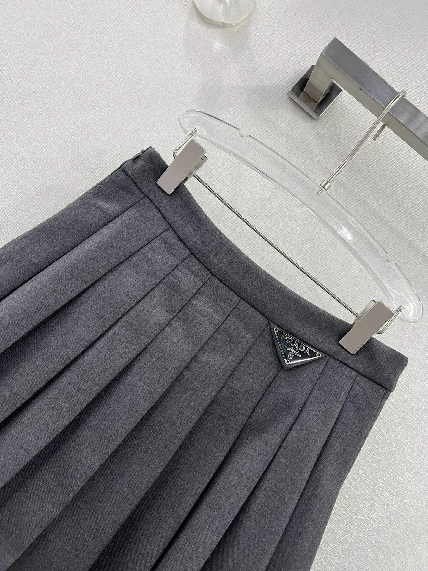 PRADA 23初秋の新作Aラインプリーツスカート - 画像 (4)