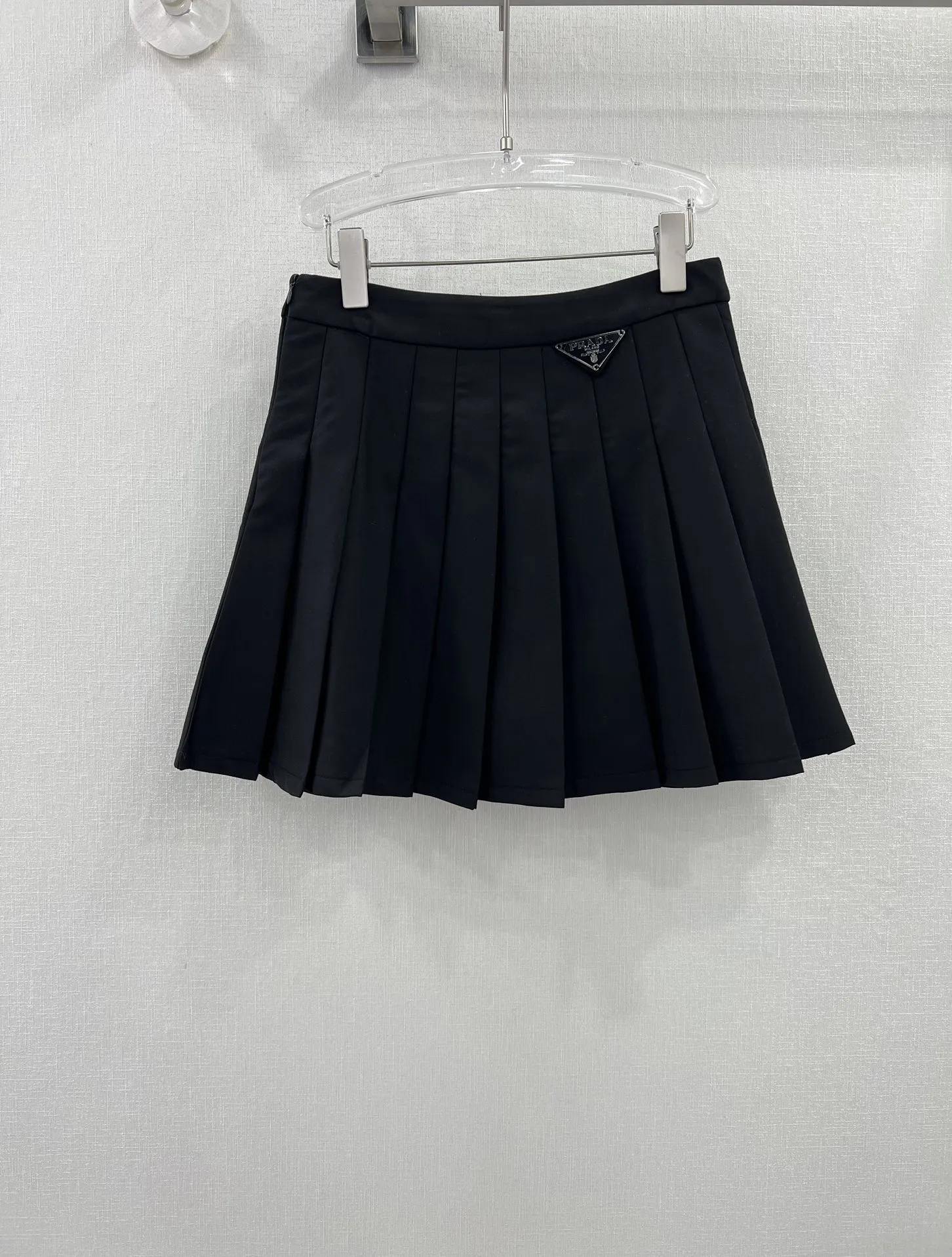 プラダ 23早秋新作 ブラックA字プリーツスカート