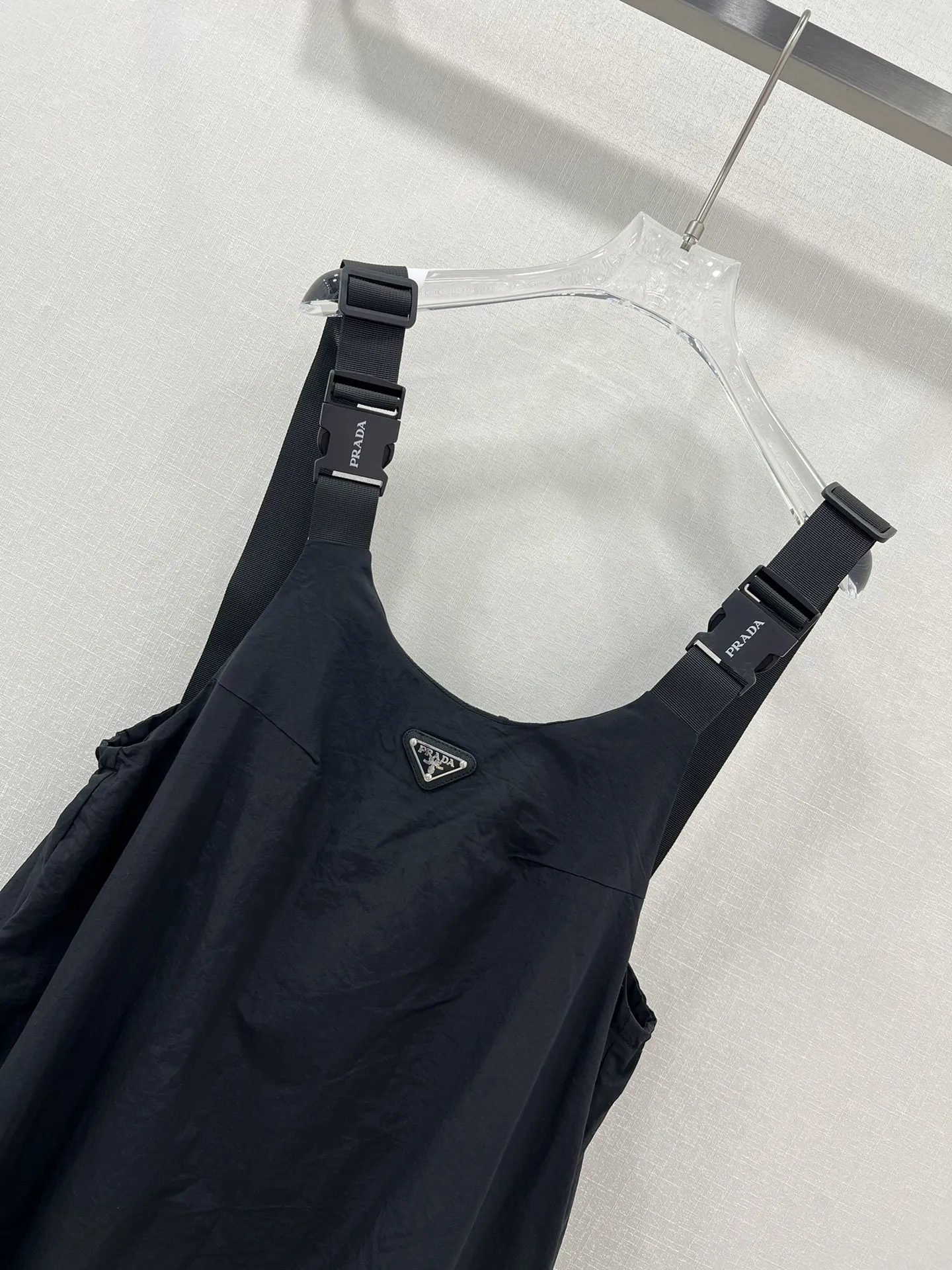 PRADA 25早春の新作ブラックバッドサスペンダースカート - 画像 (3)