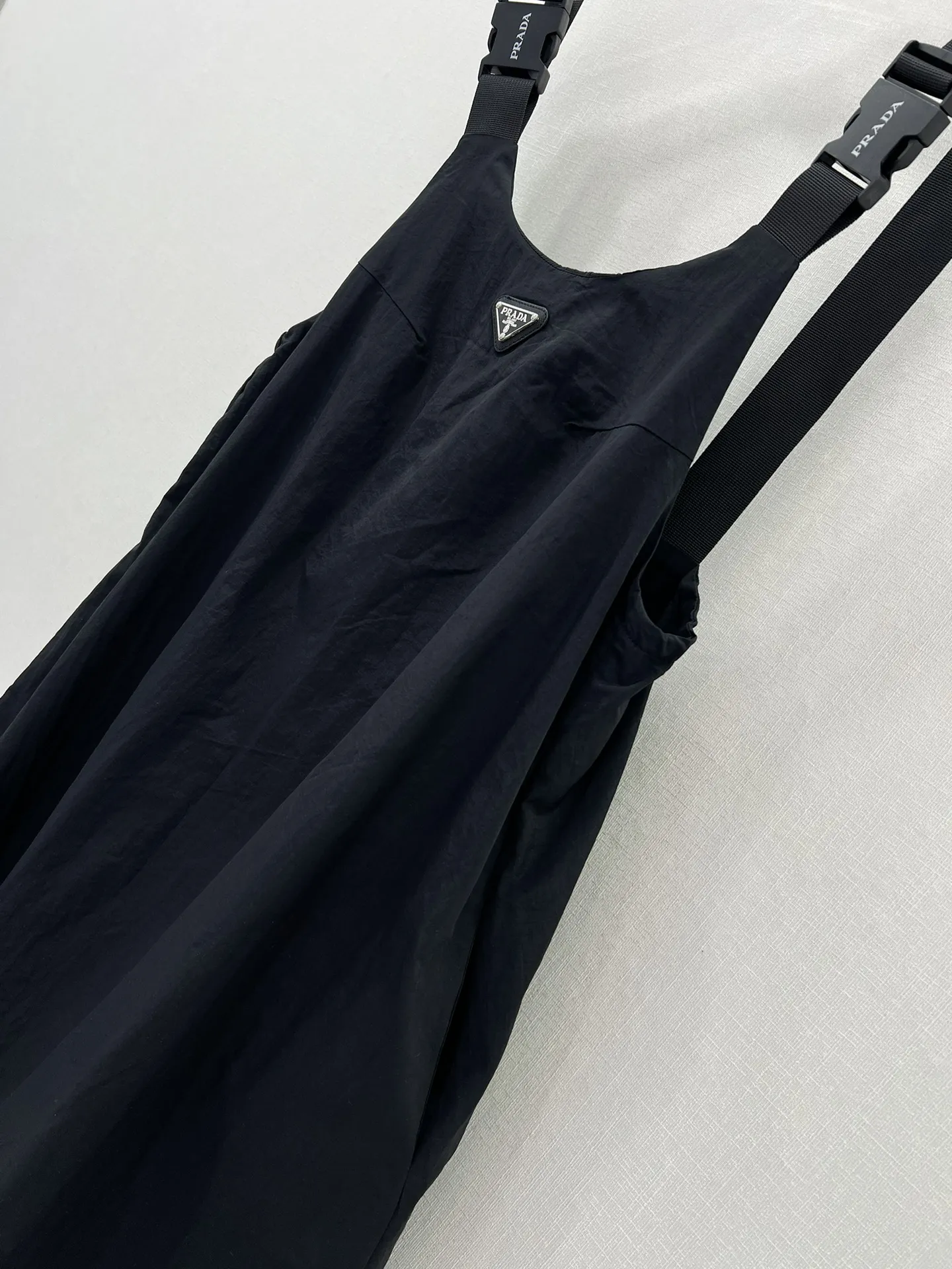 PRADA 25早春の新作ブラックバッドサスペンダースカート - 画像 (5)