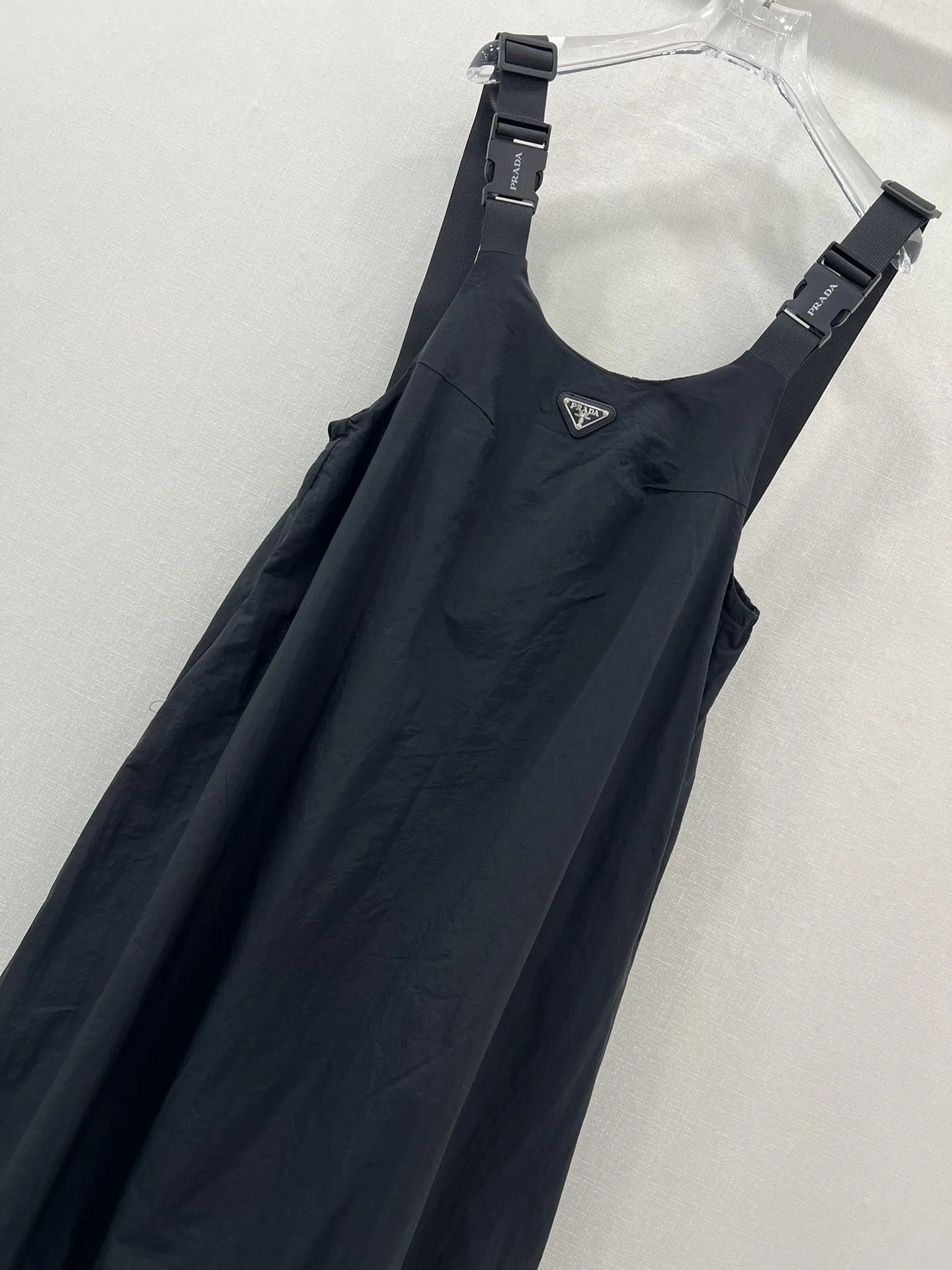 PRADA 25早春の新作ブラックバッドサスペンダースカート - 画像 (6)