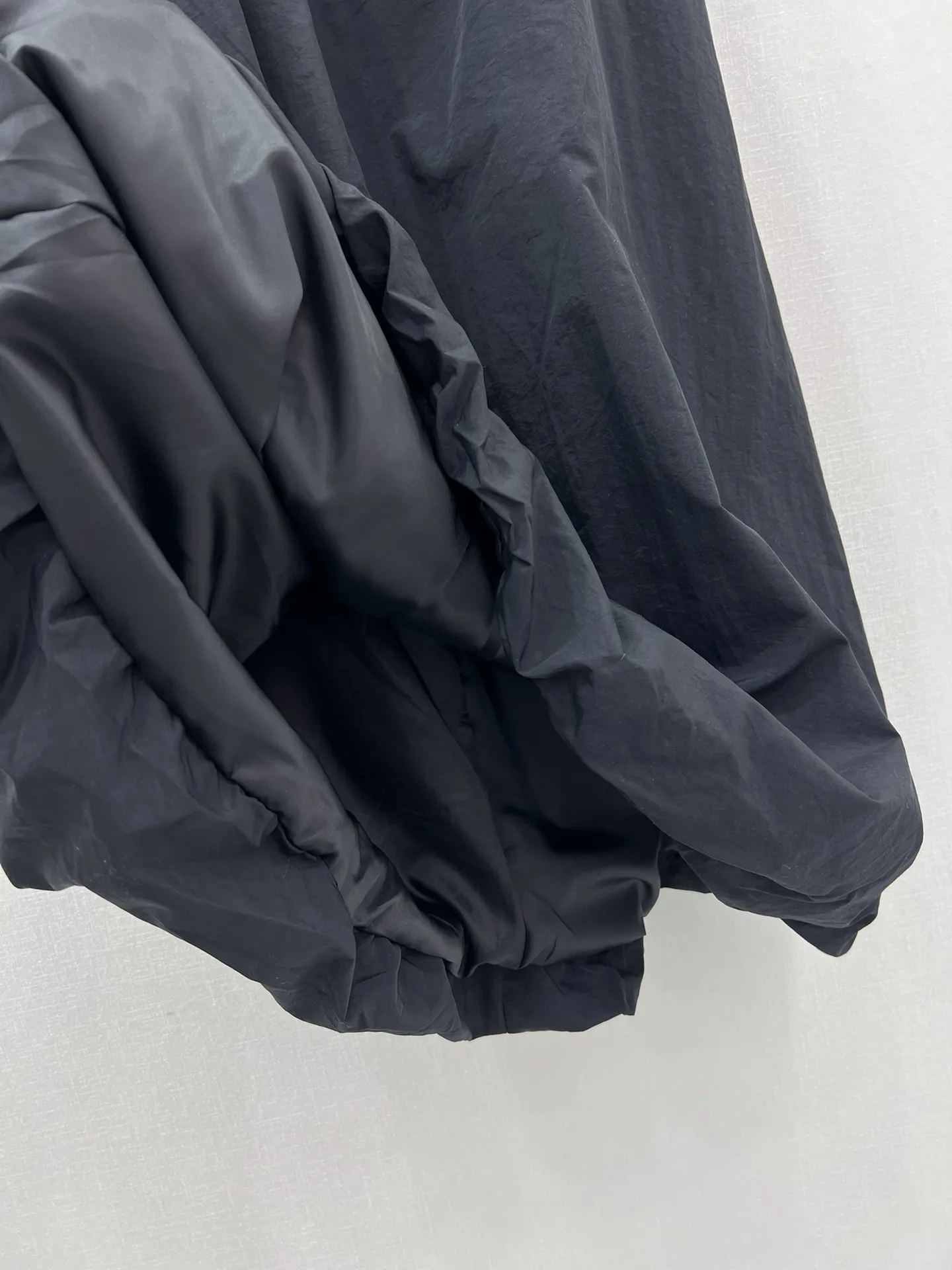 PRADA 25早春の新作ブラックバッドサスペンダースカート - 画像 (8)