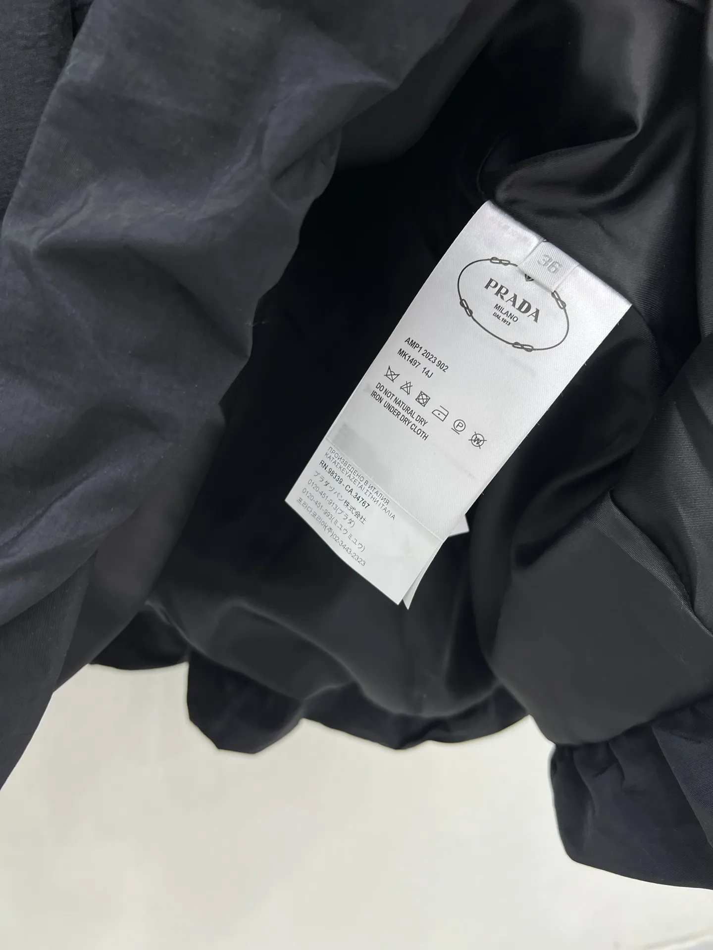 PRADA 25早春の新作ブラックバッドサスペンダースカート - 画像 (9)