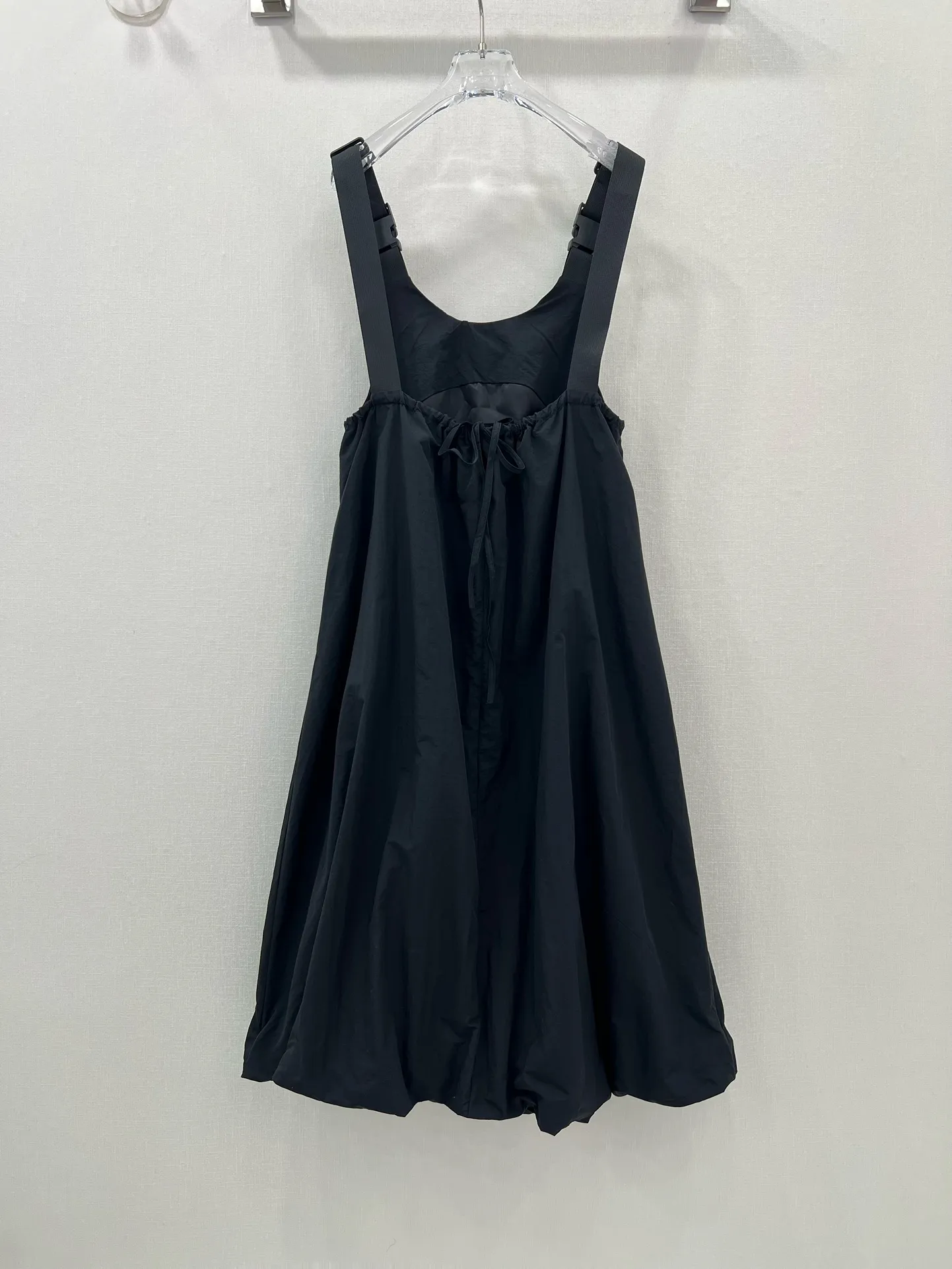 PRADA 25早春の新作ブラックバッドサスペンダースカート - 画像 (10)