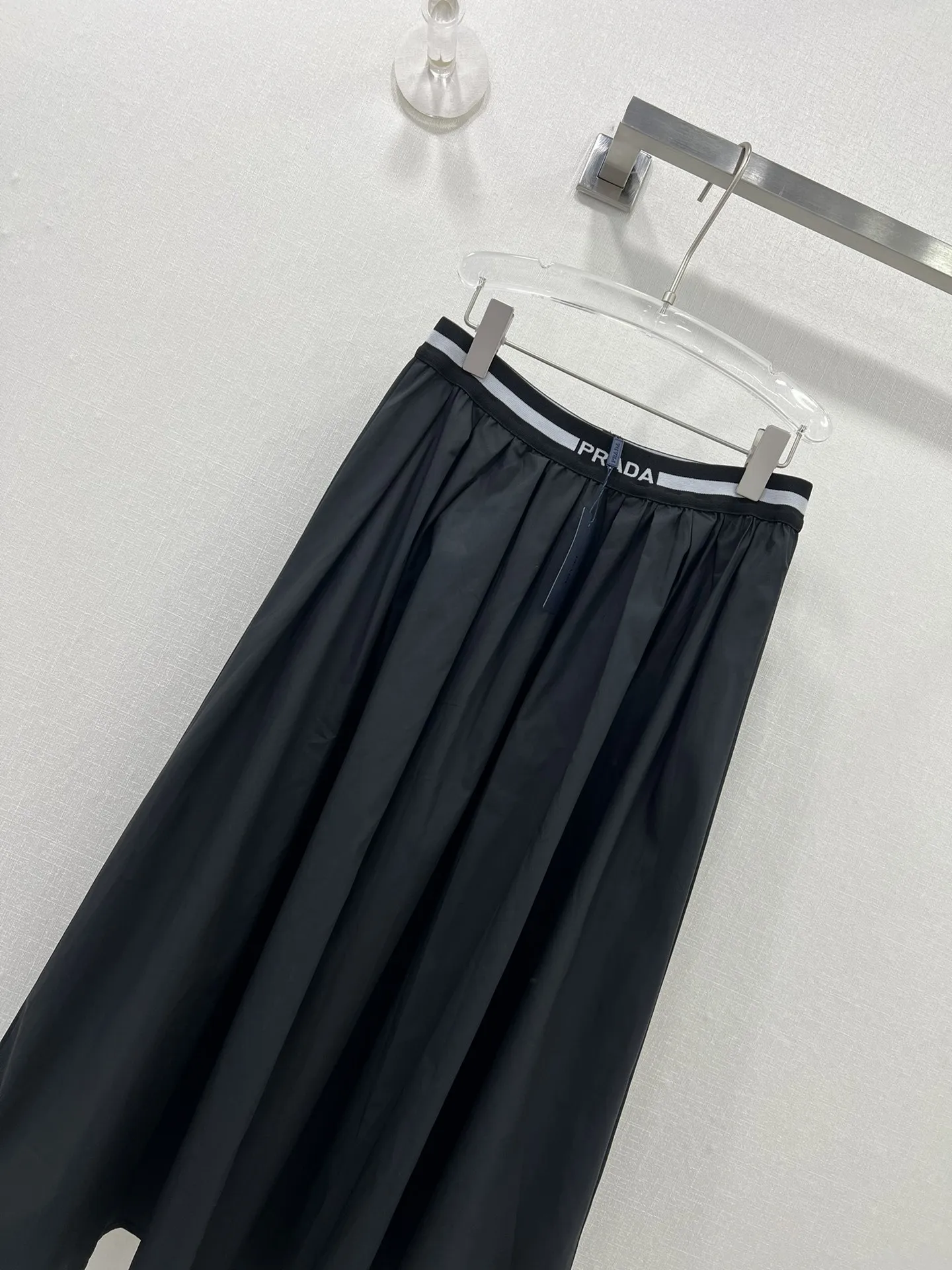 PRADA 2024春新作 黒色 傘型スカート - 画像 (4)