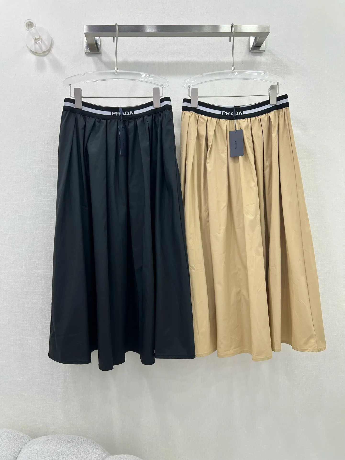 PRADA 2024春新作 黒色 傘型スカート - 画像 (10)