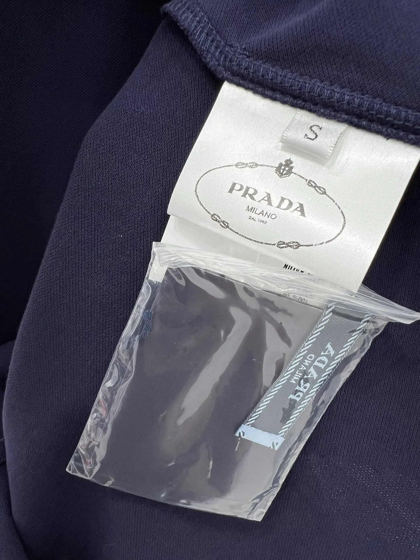 PRADA 2024春新作ネイビーポロドレス - 画像 (9)