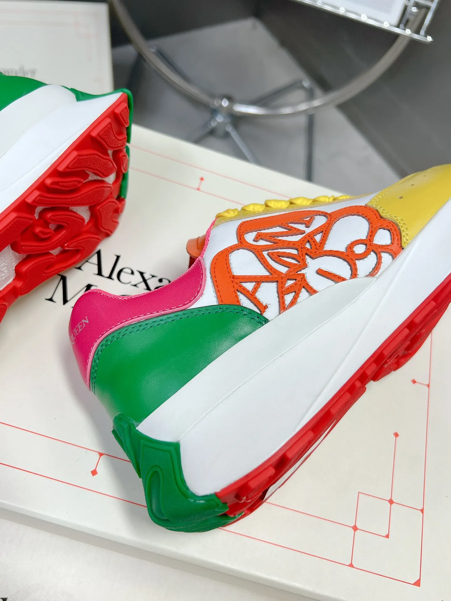 ALEXANDER MCQUEEN カラフル スニーカー 2023春夏 - 画像 (3)