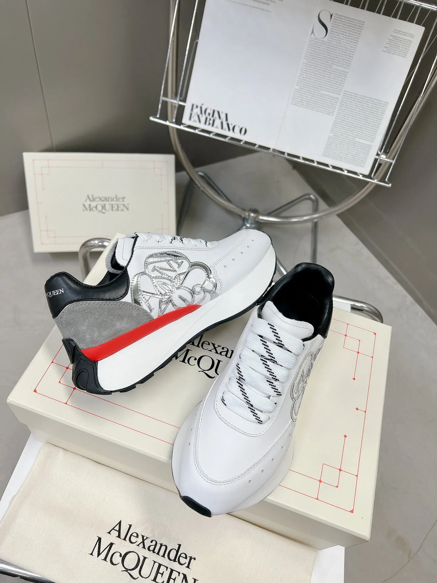 ALEXANDER MCQUEEN 白黒赤 スニーカー 2023春夏 - 画像 (4)