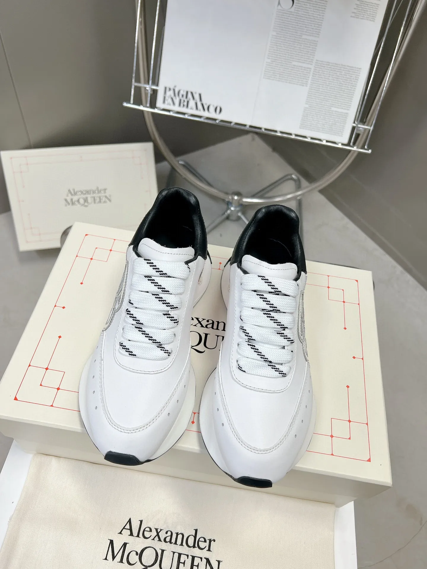 ALEXANDER MCQUEEN 白黒赤 スニーカー 2023春夏 - 画像 (6)