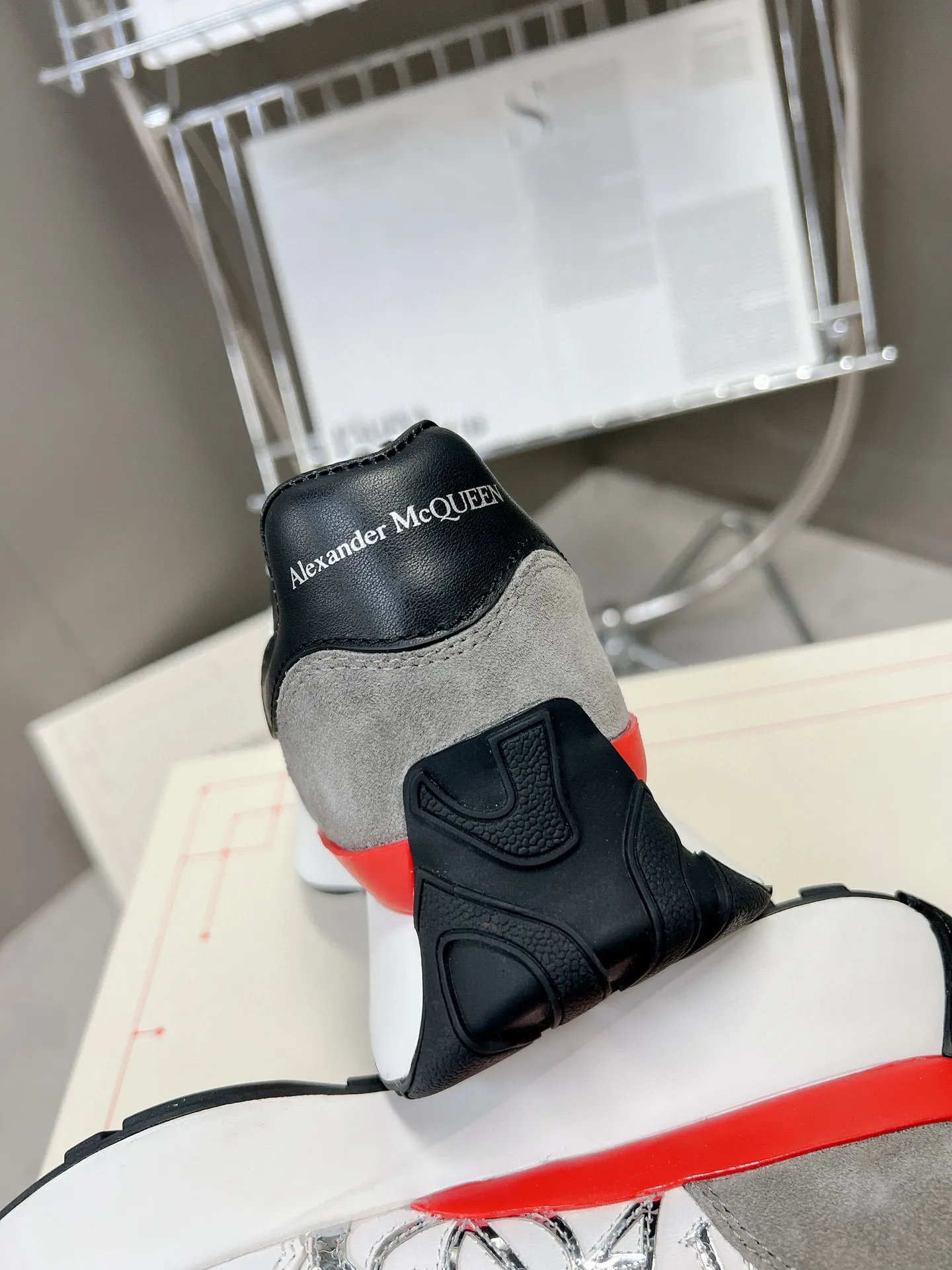 ALEXANDER MCQUEEN 白黒赤 スニーカー 2023春夏 - 画像 (9)