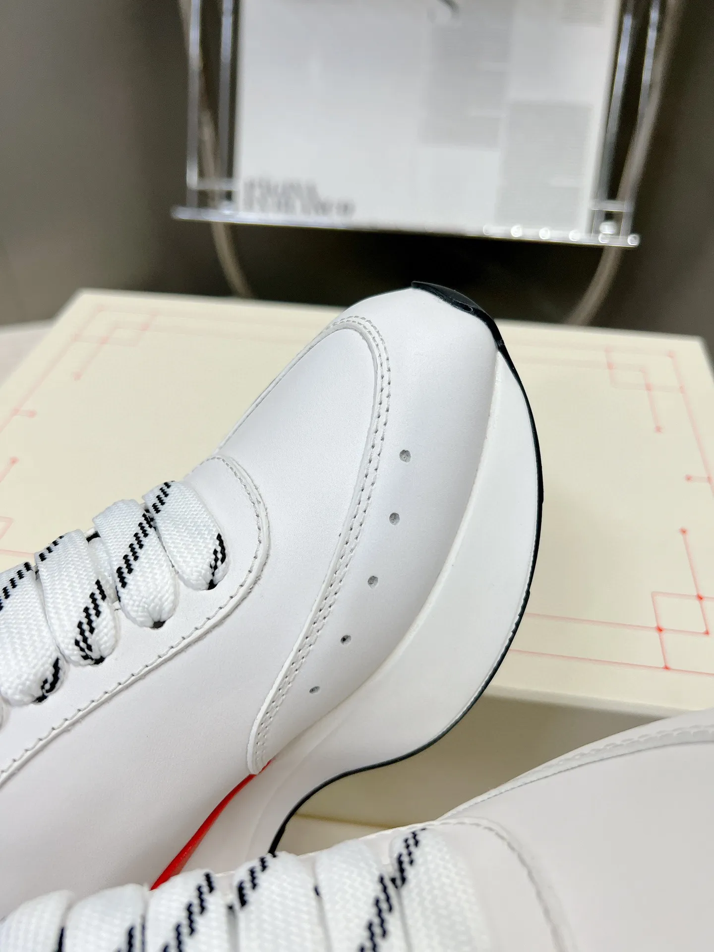 ALEXANDER MCQUEEN 白黒赤 スニーカー 2023春夏 - 画像 (10)