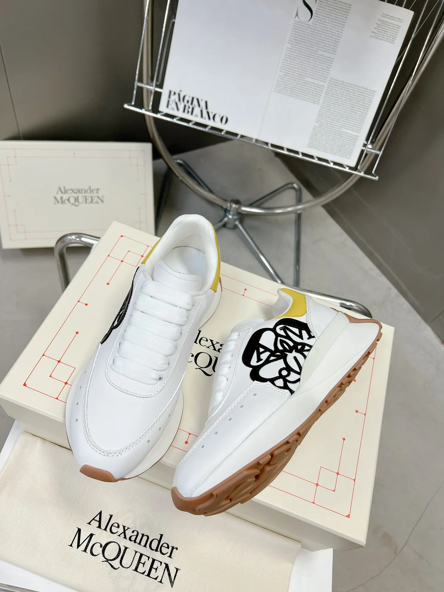 ALEXANDER MCQUEEN 白黒スニーカー 2023春夏 - 画像 (4)