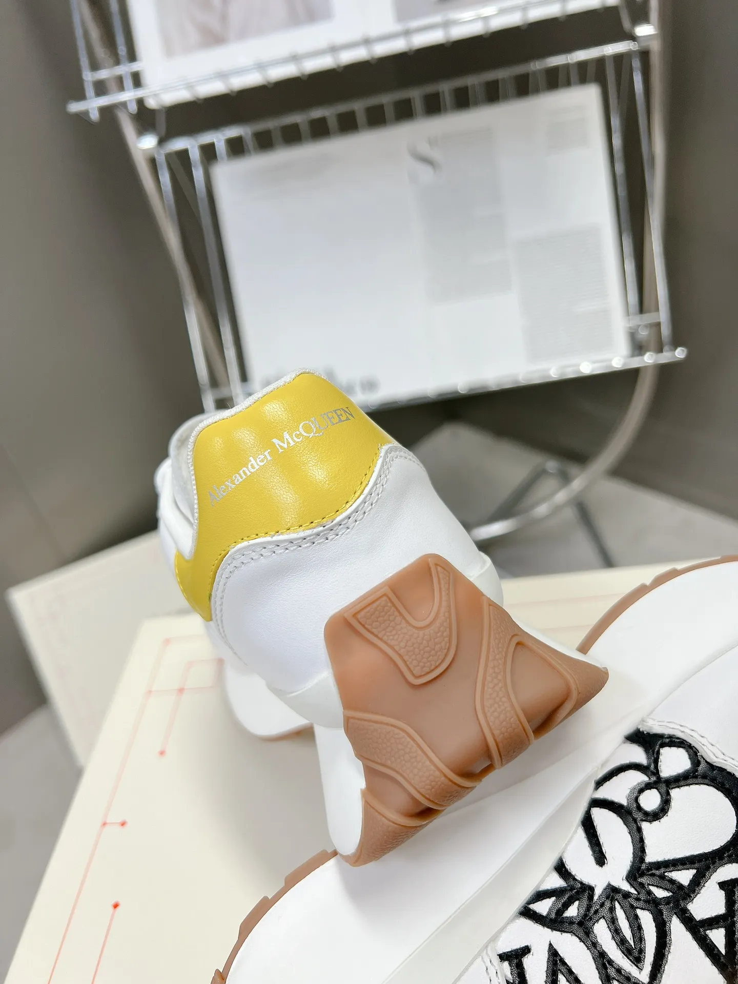ALEXANDER MCQUEEN 白黒スニーカー 2023春夏 - 画像 (10)
