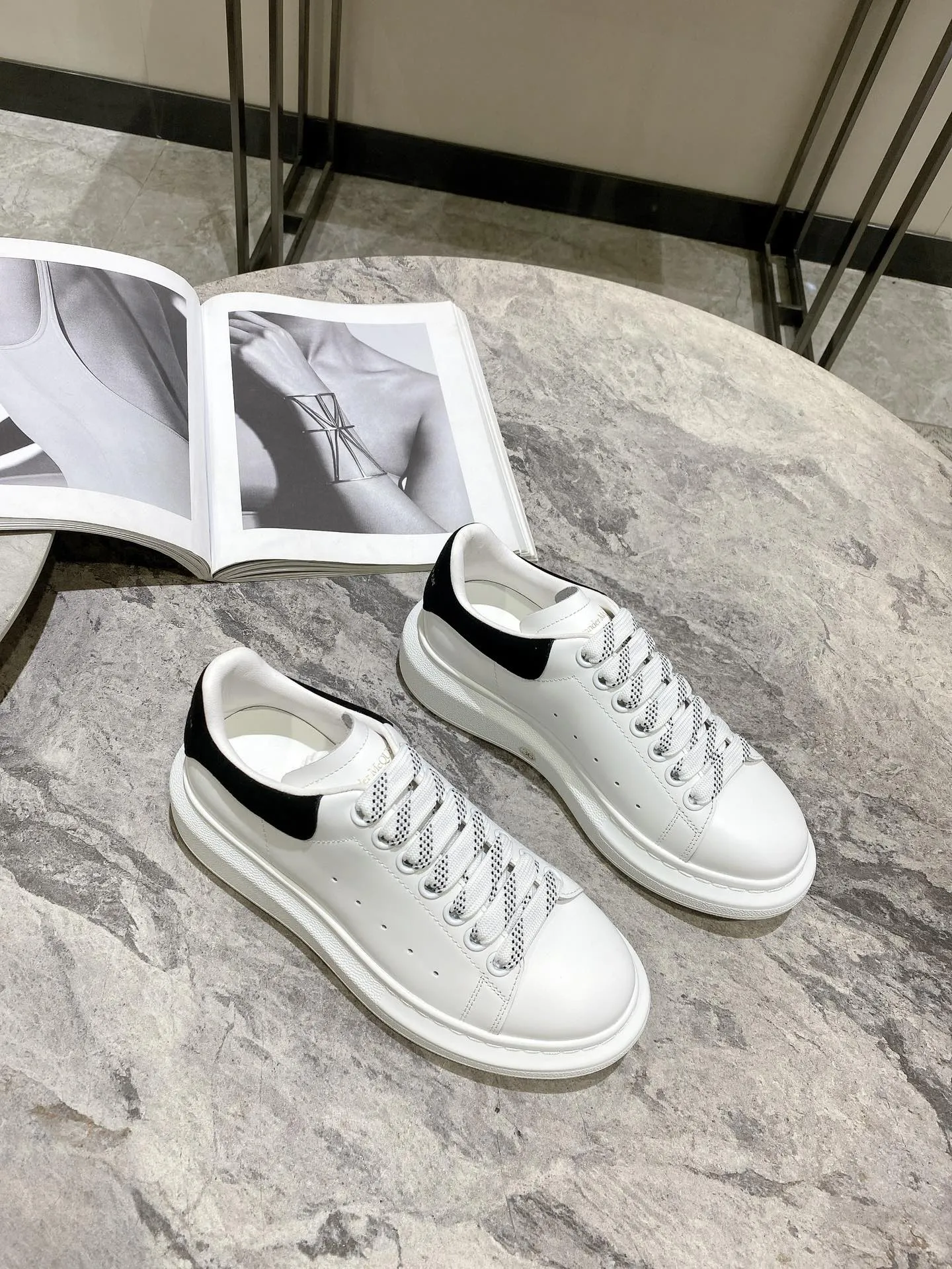 Alexander McQueen ホワイトスニーカー クラシックスタイル