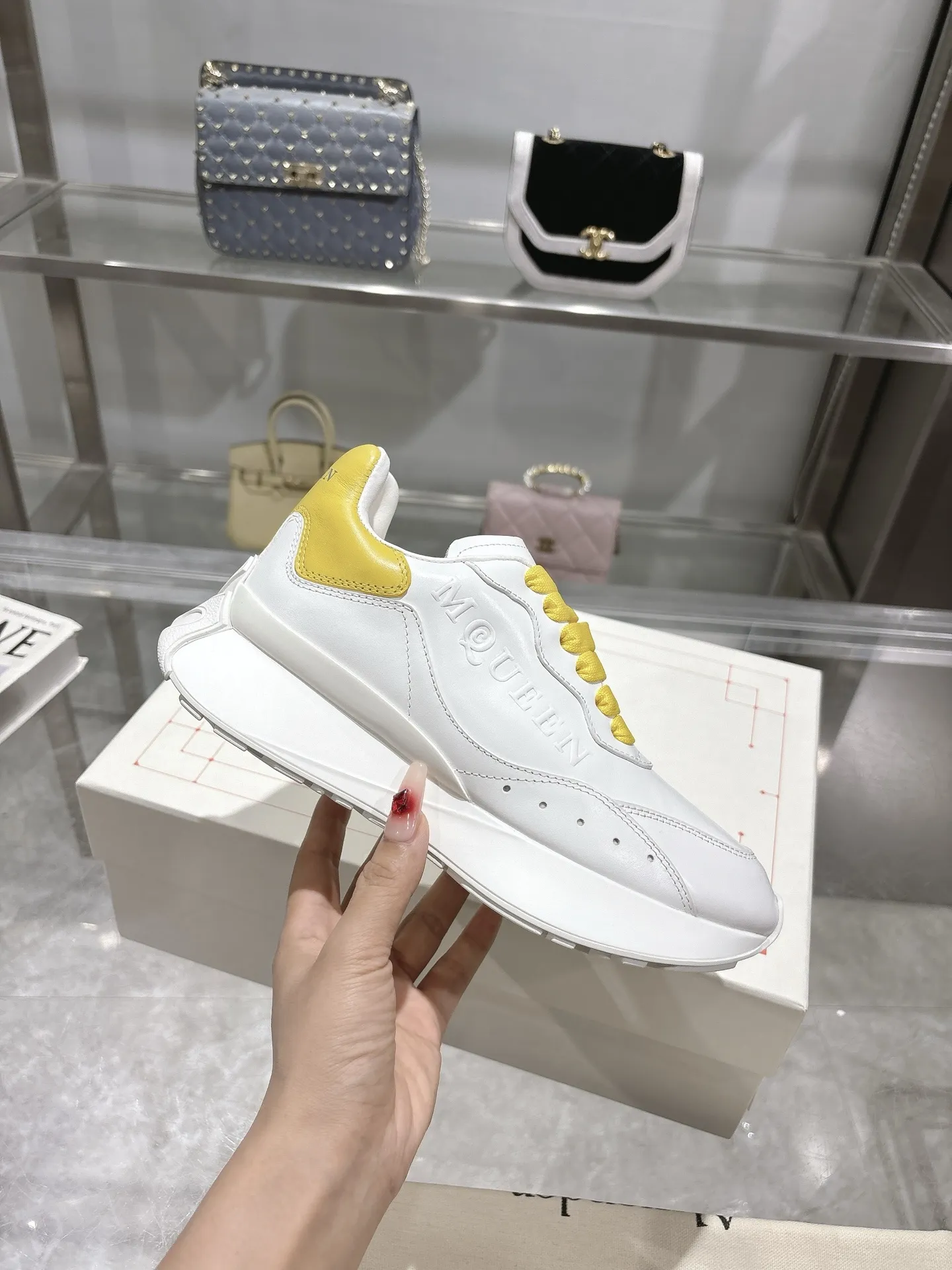 ALEXANDER MCQUEEN 白黄色スニーカー 2025春夏