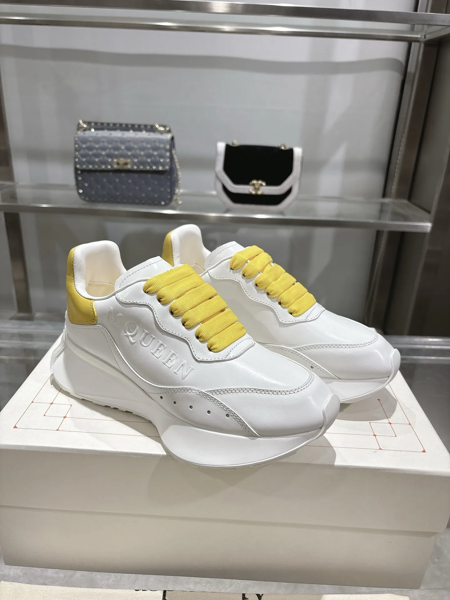 ALEXANDER MCQUEEN 白黄色スニーカー 2025春夏 - 画像 (3)