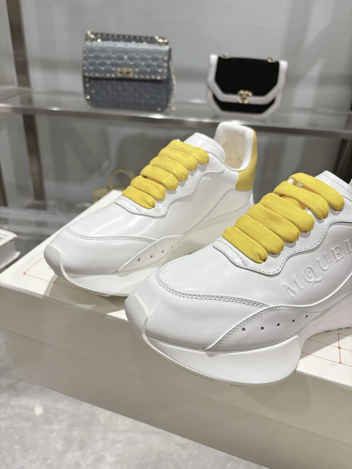 ALEXANDER MCQUEEN 白黄色スニーカー 2025春夏 - 画像 (5)