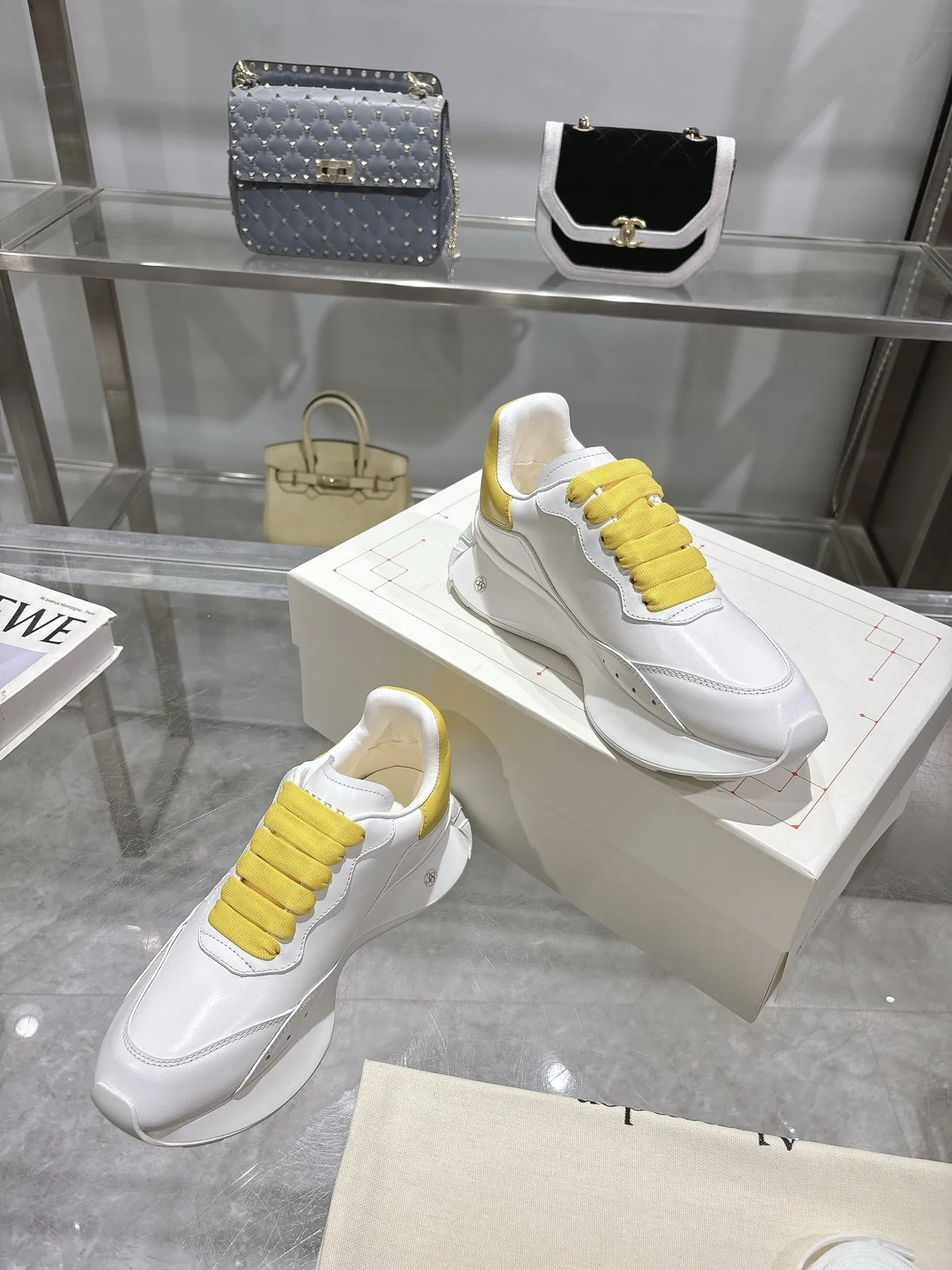 ALEXANDER MCQUEEN 白黄色スニーカー 2025春夏 - 画像 (7)