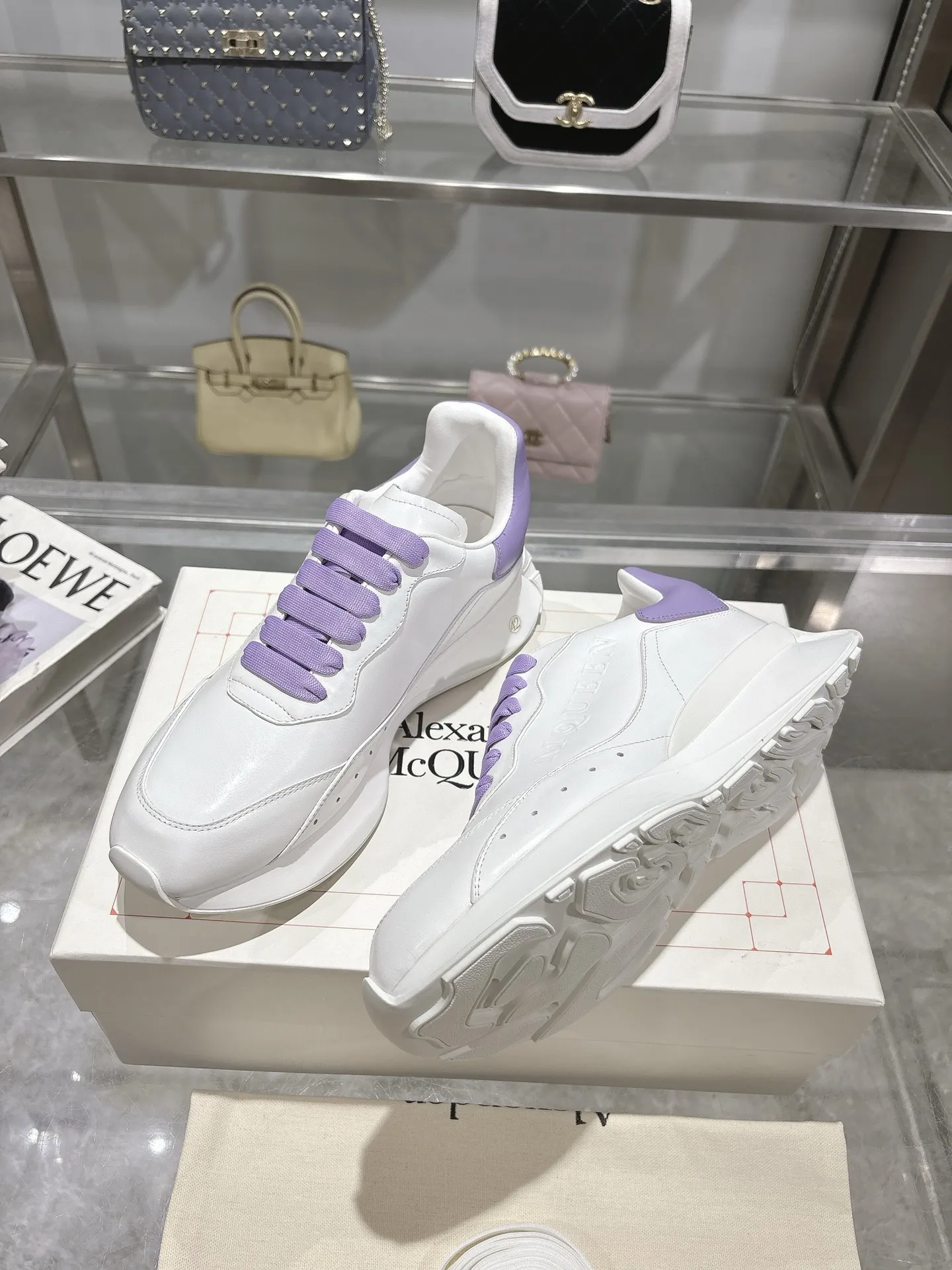 ALEXANDER MCQUEEN 白紫色スニーカー2025春夏 - 画像 (4)