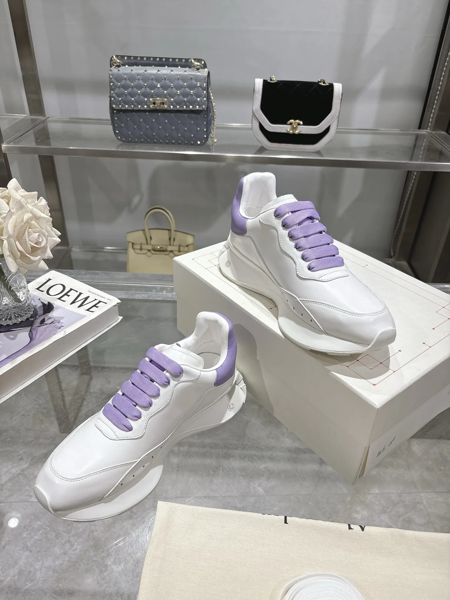 ALEXANDER MCQUEEN 白紫色スニーカー2025春夏 - 画像 (5)