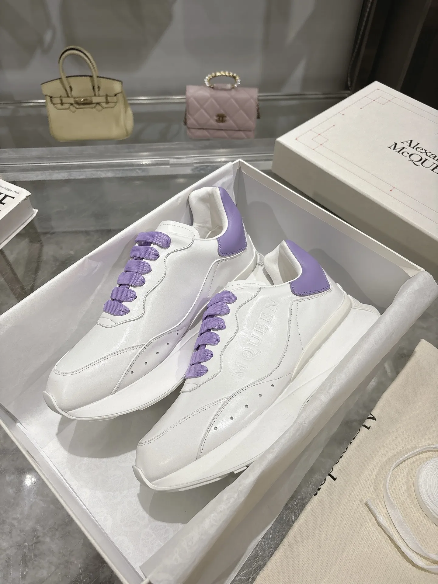 ALEXANDER MCQUEEN 白紫色スニーカー2025春夏 - 画像 (6)