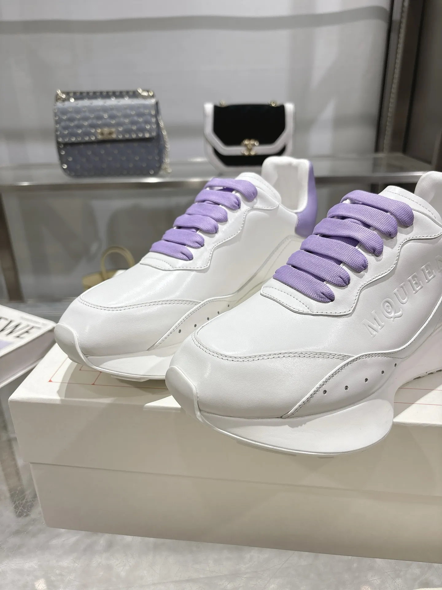 ALEXANDER MCQUEEN 白紫色スニーカー2025春夏 - 画像 (8)