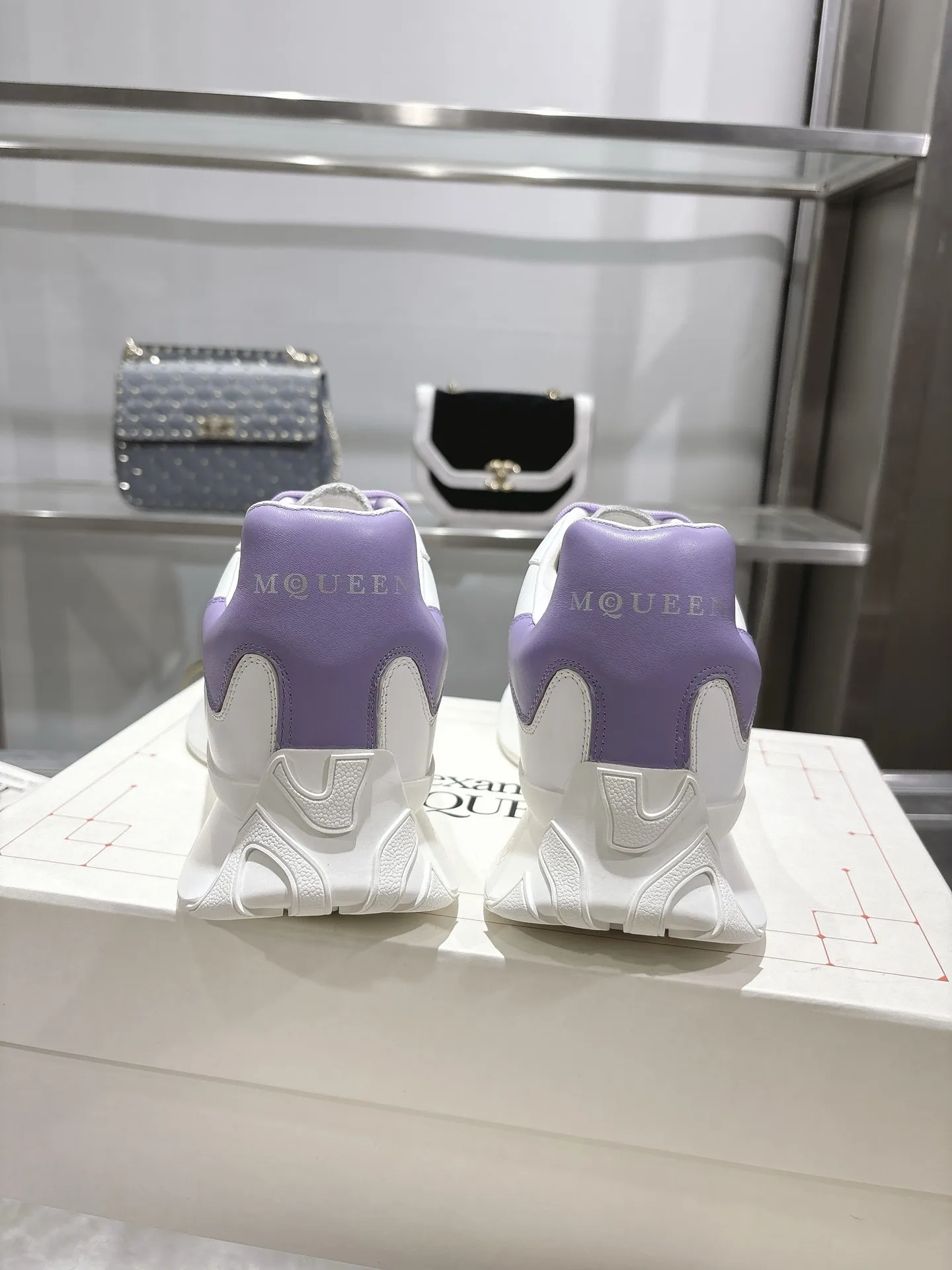 ALEXANDER MCQUEEN 白紫色スニーカー2025春夏 - 画像 (9)