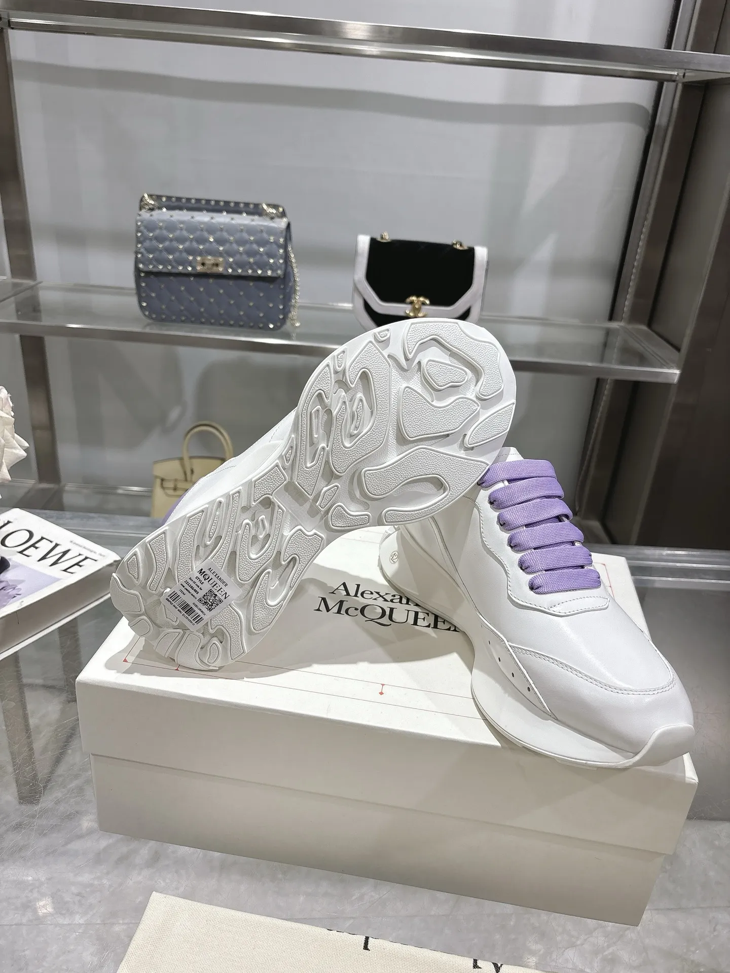 ALEXANDER MCQUEEN 白紫色スニーカー2025春夏 - 画像 (10)