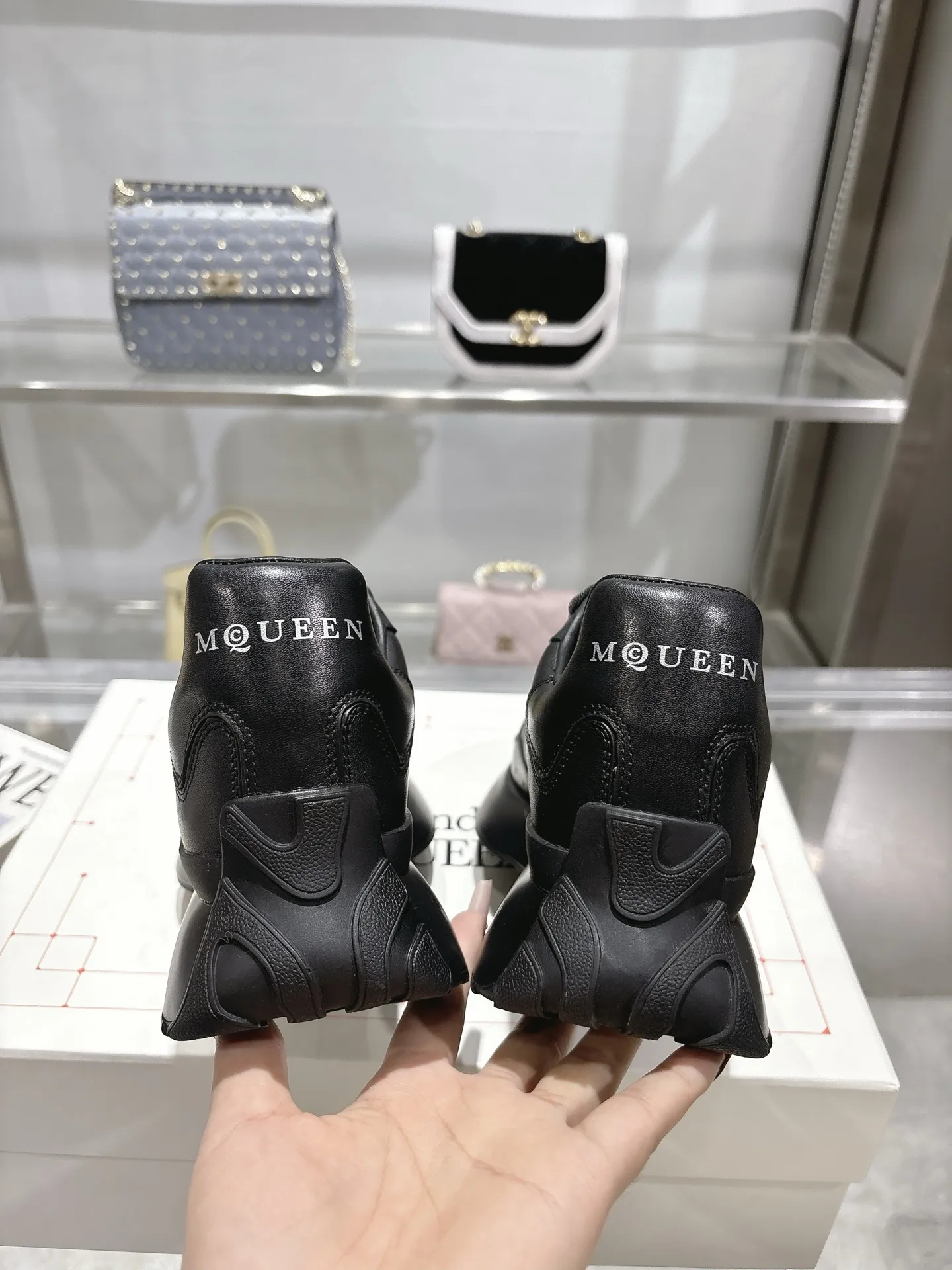 ALEXANDER MCQUEEN ブラック スニーカー 2025SS - 画像 (7)