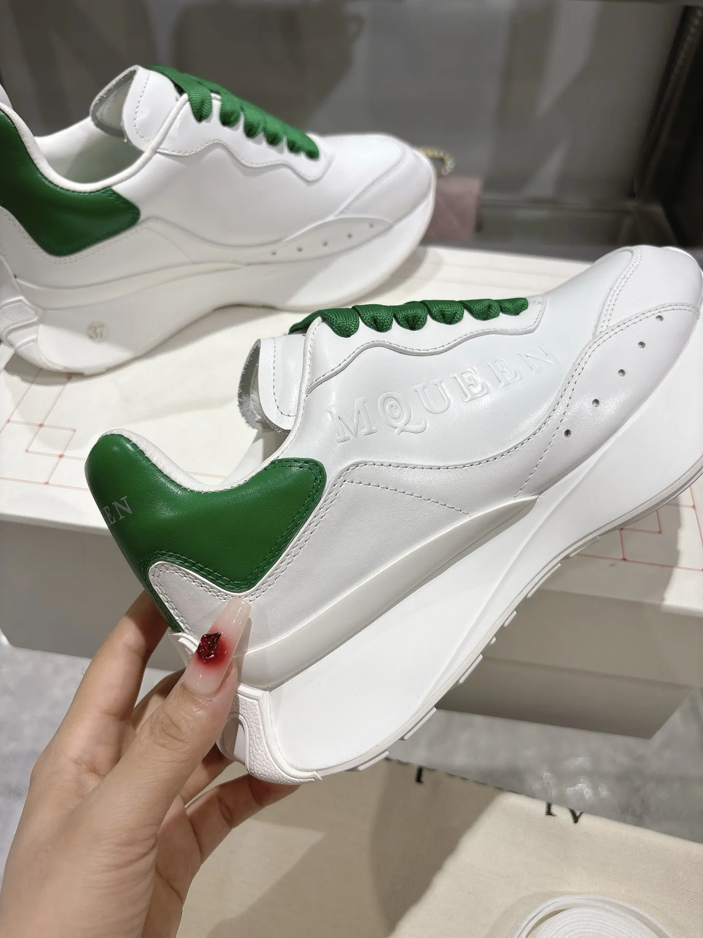ALEXANDER MCQUEEN 白緑 スニーカー 2025春夏 - 画像 (5)