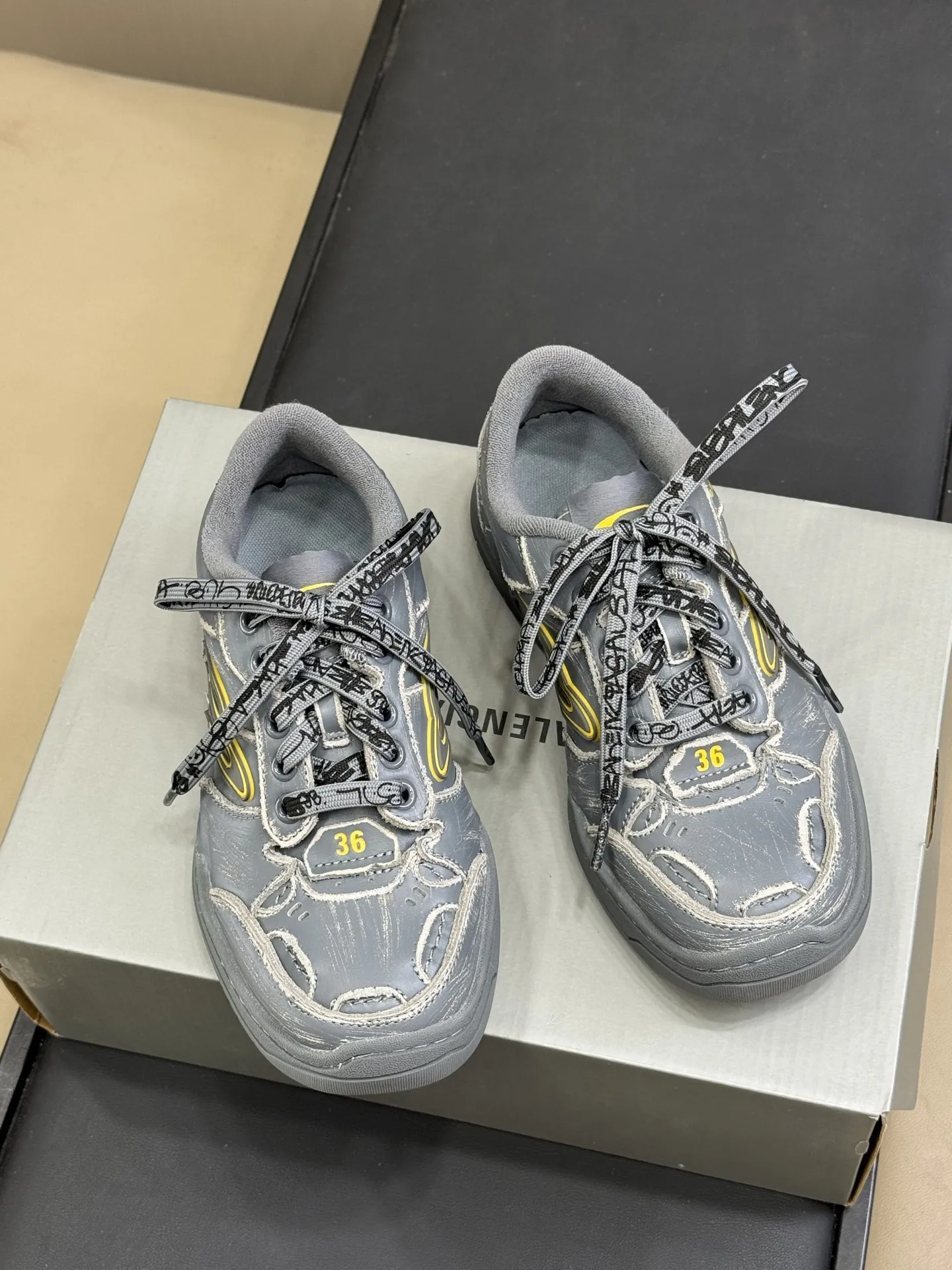 Balenciaga Hamptons Sneaker グレー 復古風デザイン - 画像 (3)