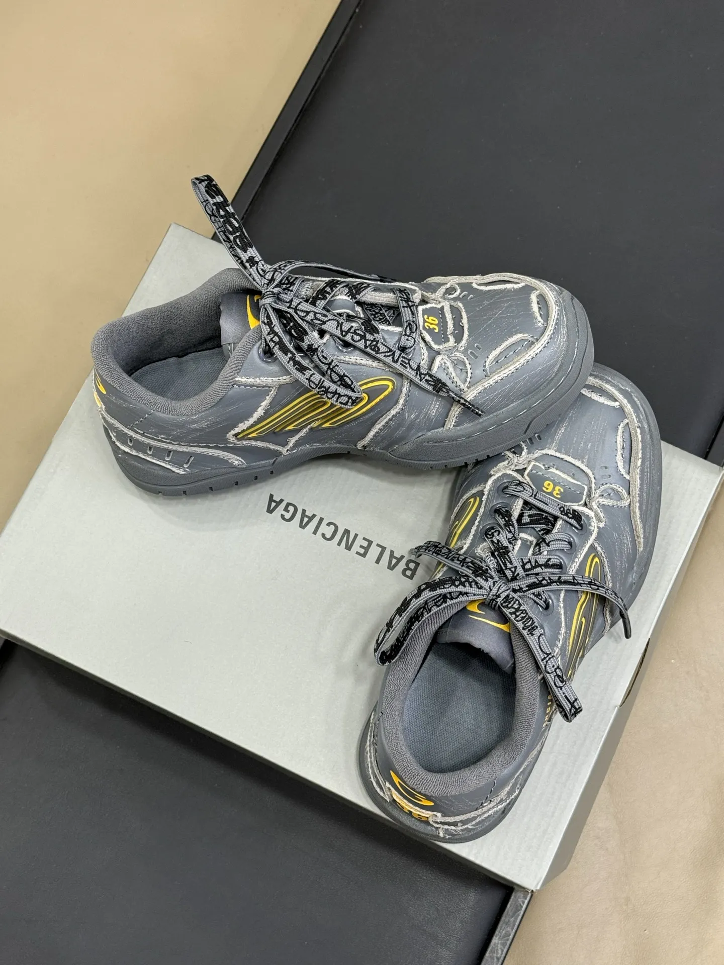 Balenciaga Hamptons Sneaker グレー 復古風デザイン - 画像 (4)
