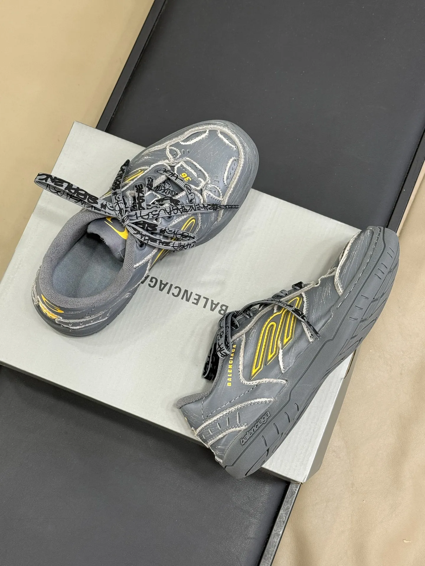 Balenciaga Hamptons Sneaker グレー 復古風デザイン - 画像 (5)