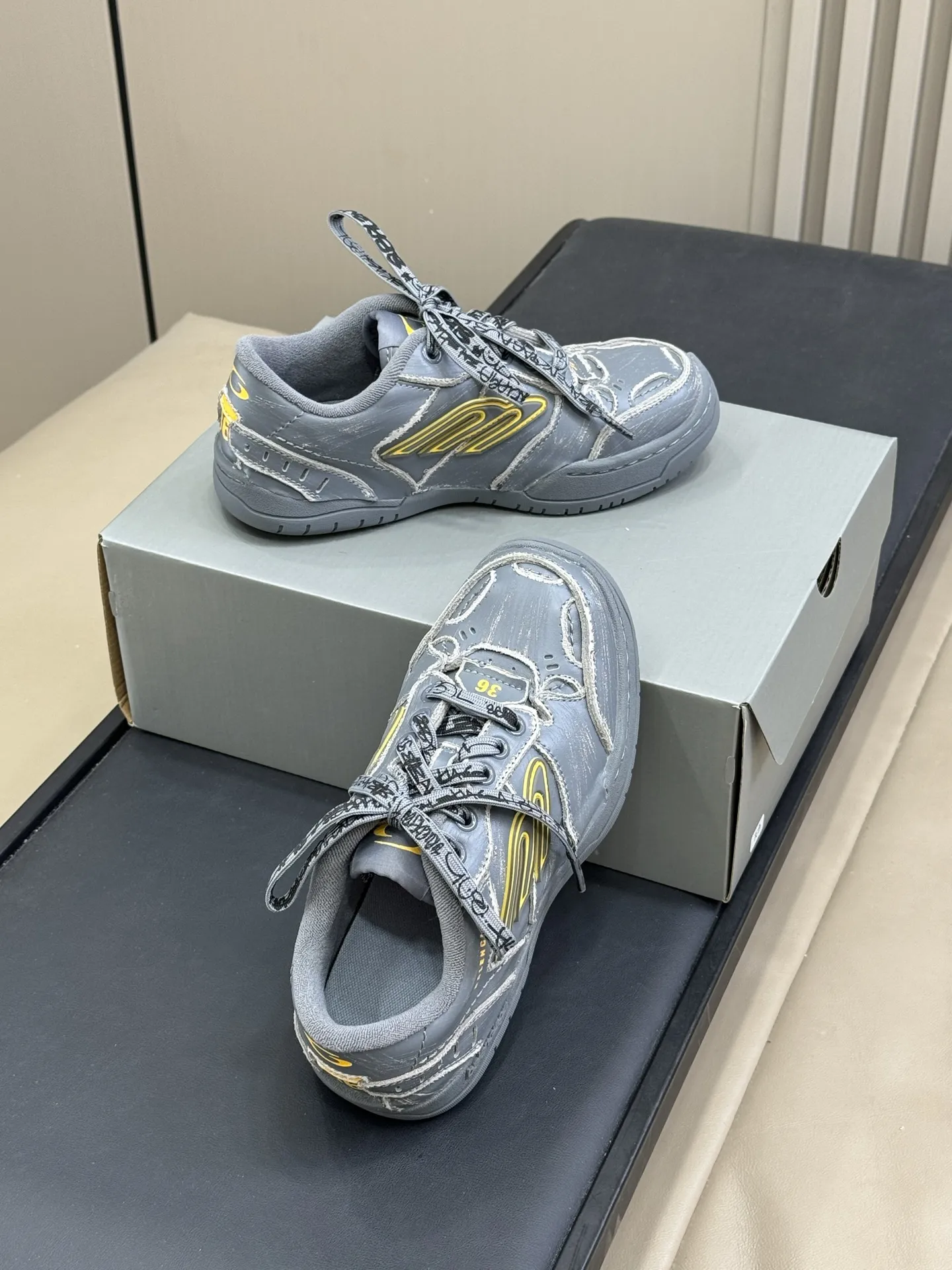 Balenciaga Hamptons Sneaker グレー 復古風デザイン - 画像 (6)