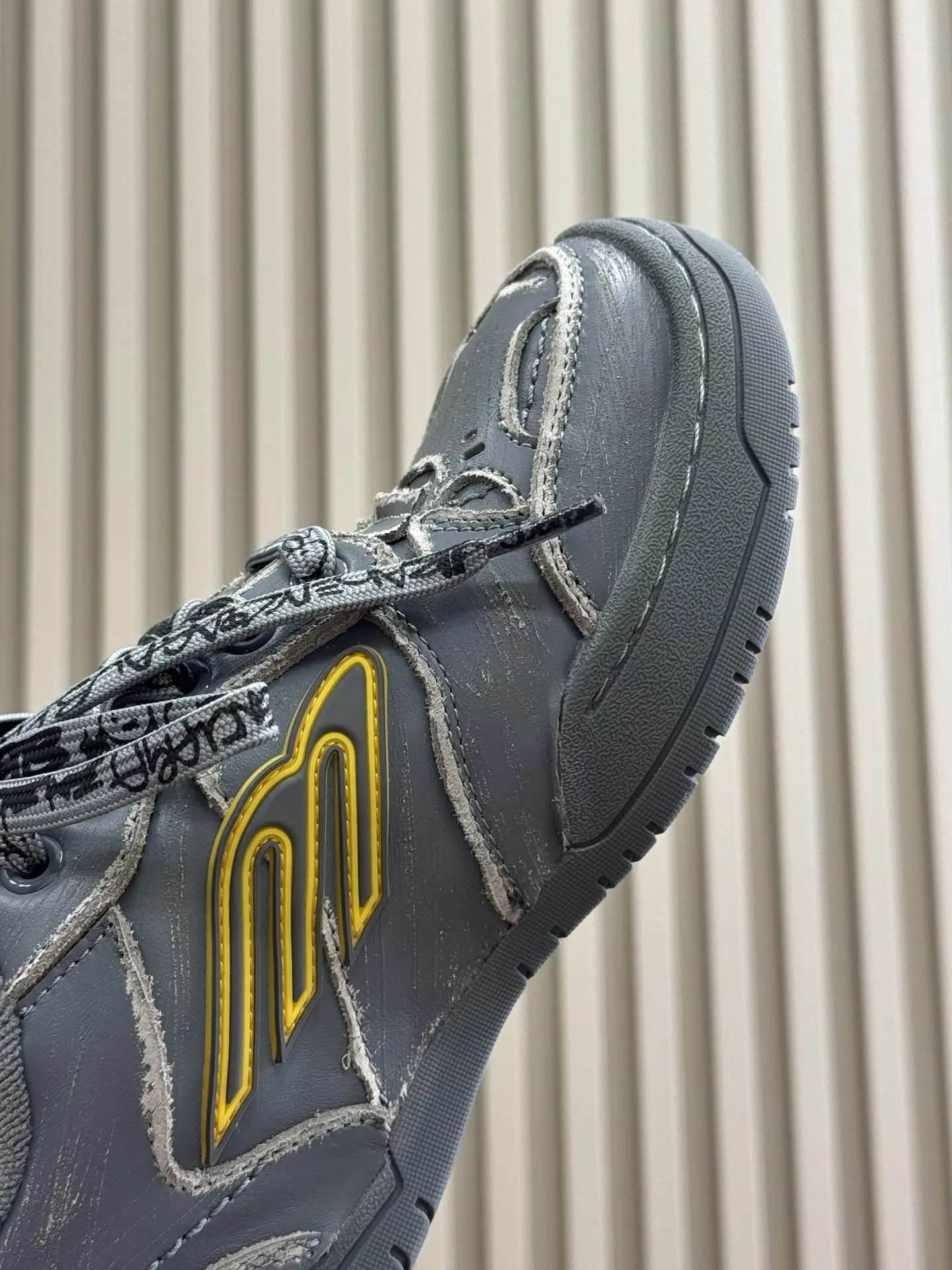 Balenciaga Hamptons Sneaker グレー 復古風デザイン - 画像 (8)