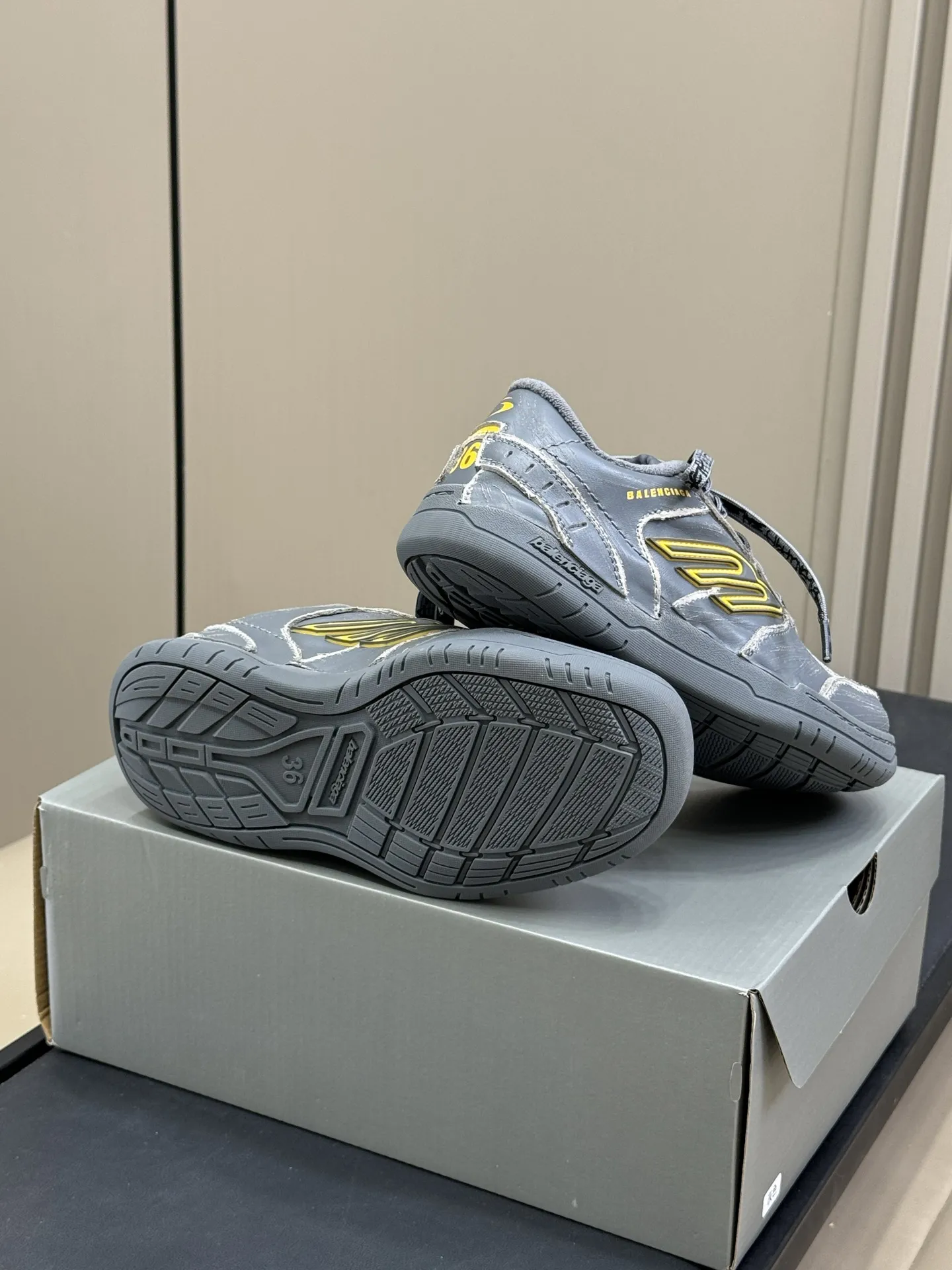 Balenciaga Hamptons Sneaker グレー 復古風デザイン - 画像 (10)