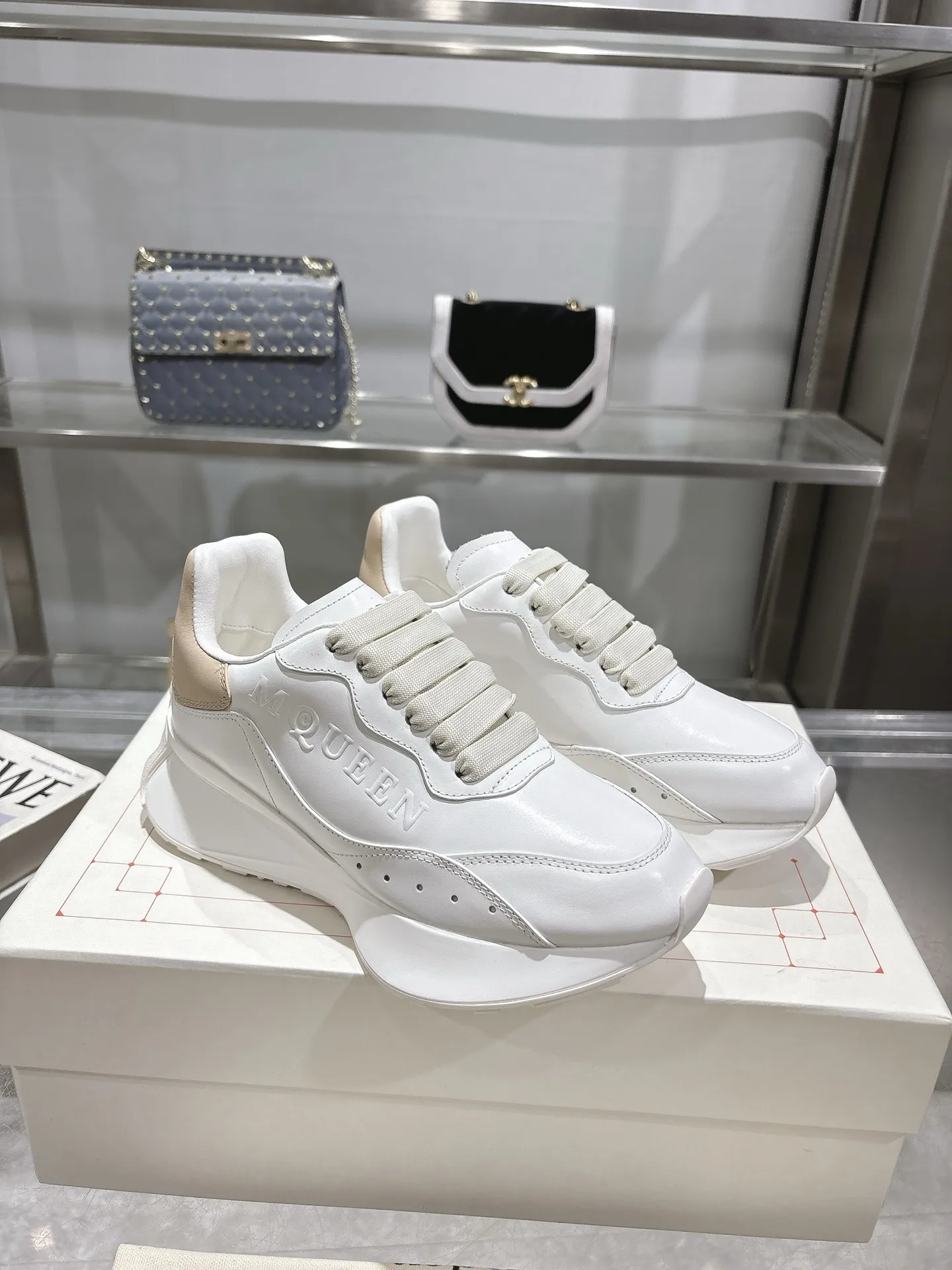 ALEXANDER MCQUEEN ホワイト スニーカー 2025春夏 - 画像 (3)