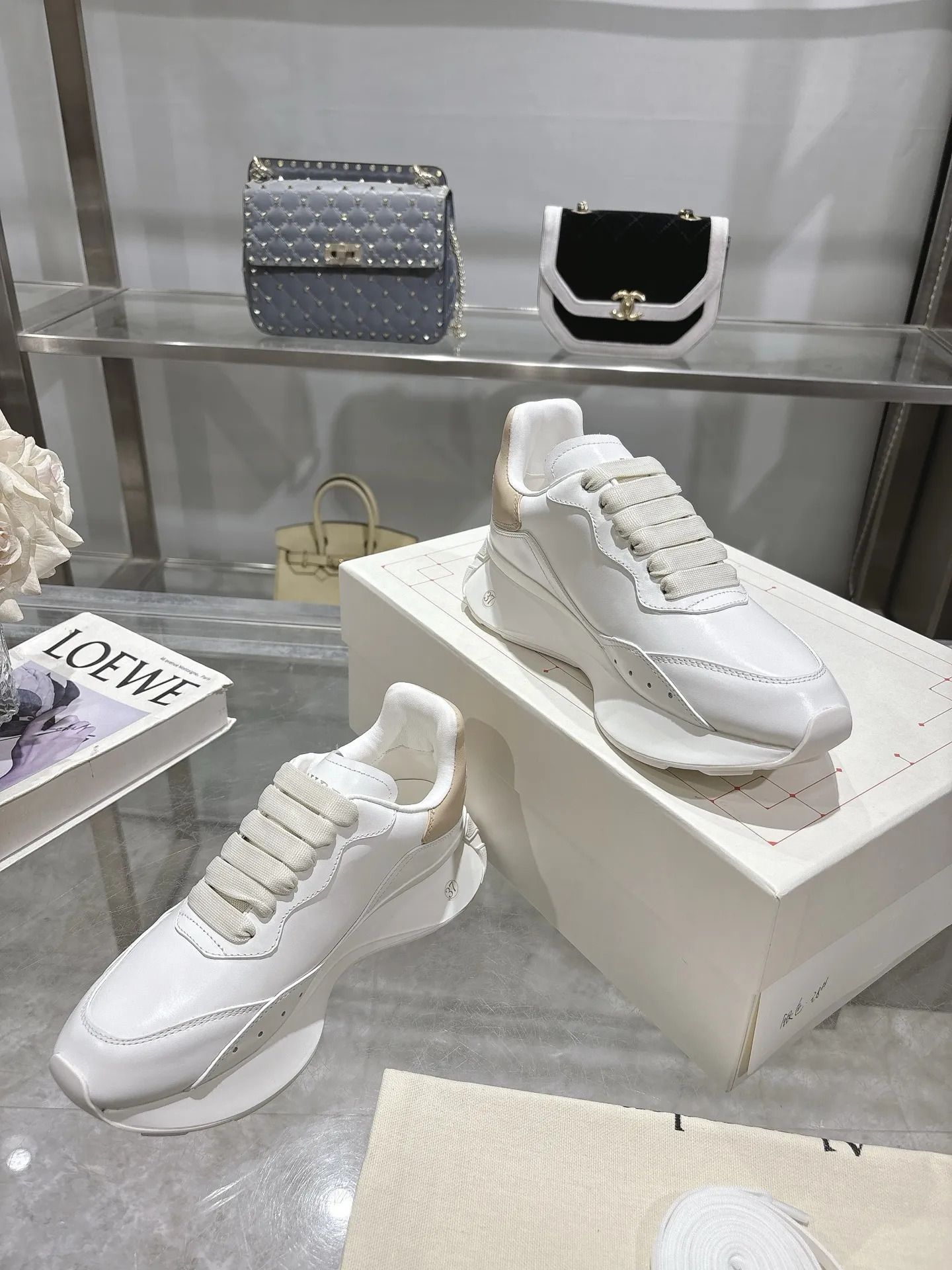 ALEXANDER MCQUEEN ホワイト スニーカー 2025春夏 - 画像 (6)