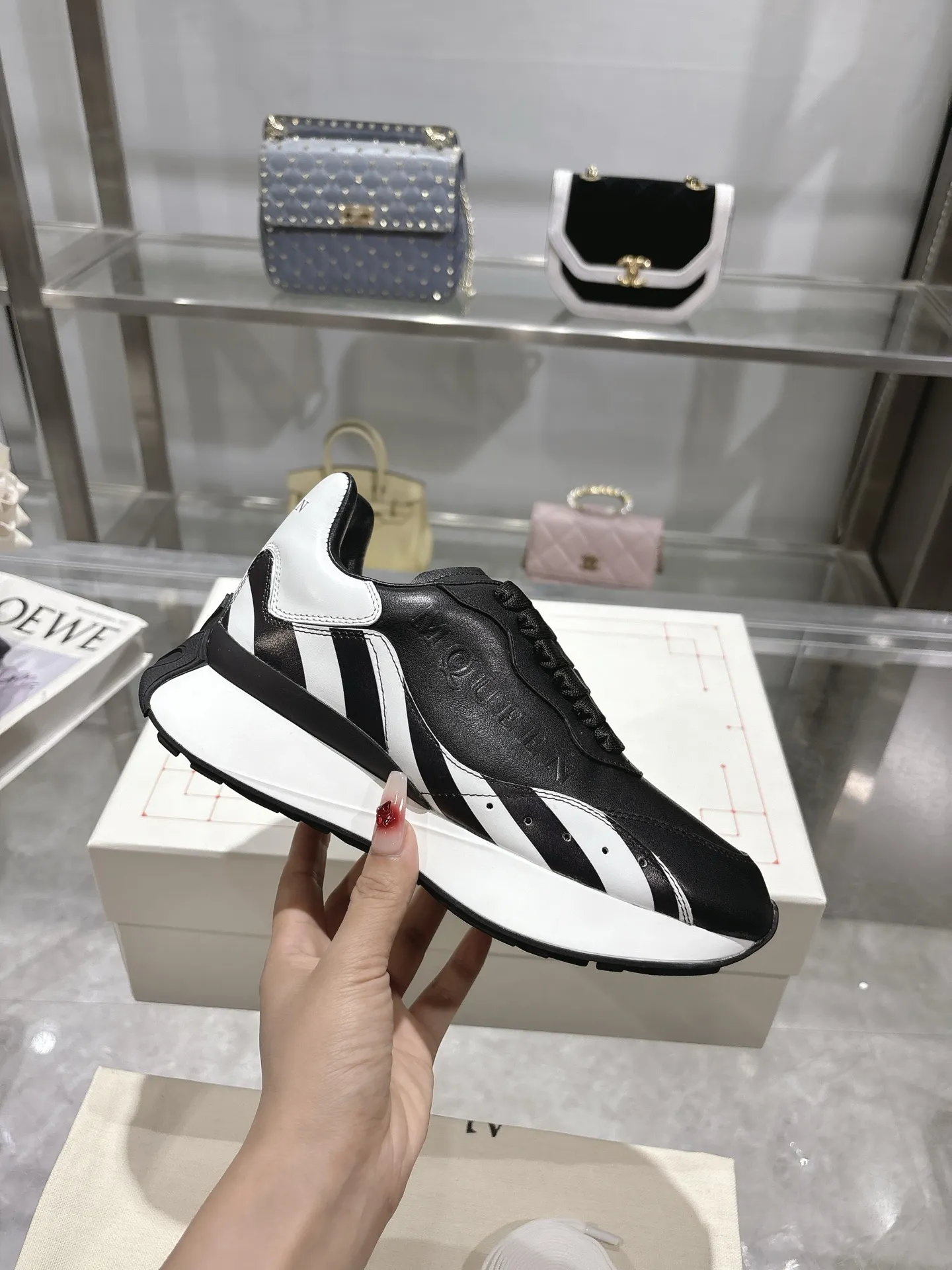 ALEXANDER MCQUEEN 黒白 Sprintスニーカー