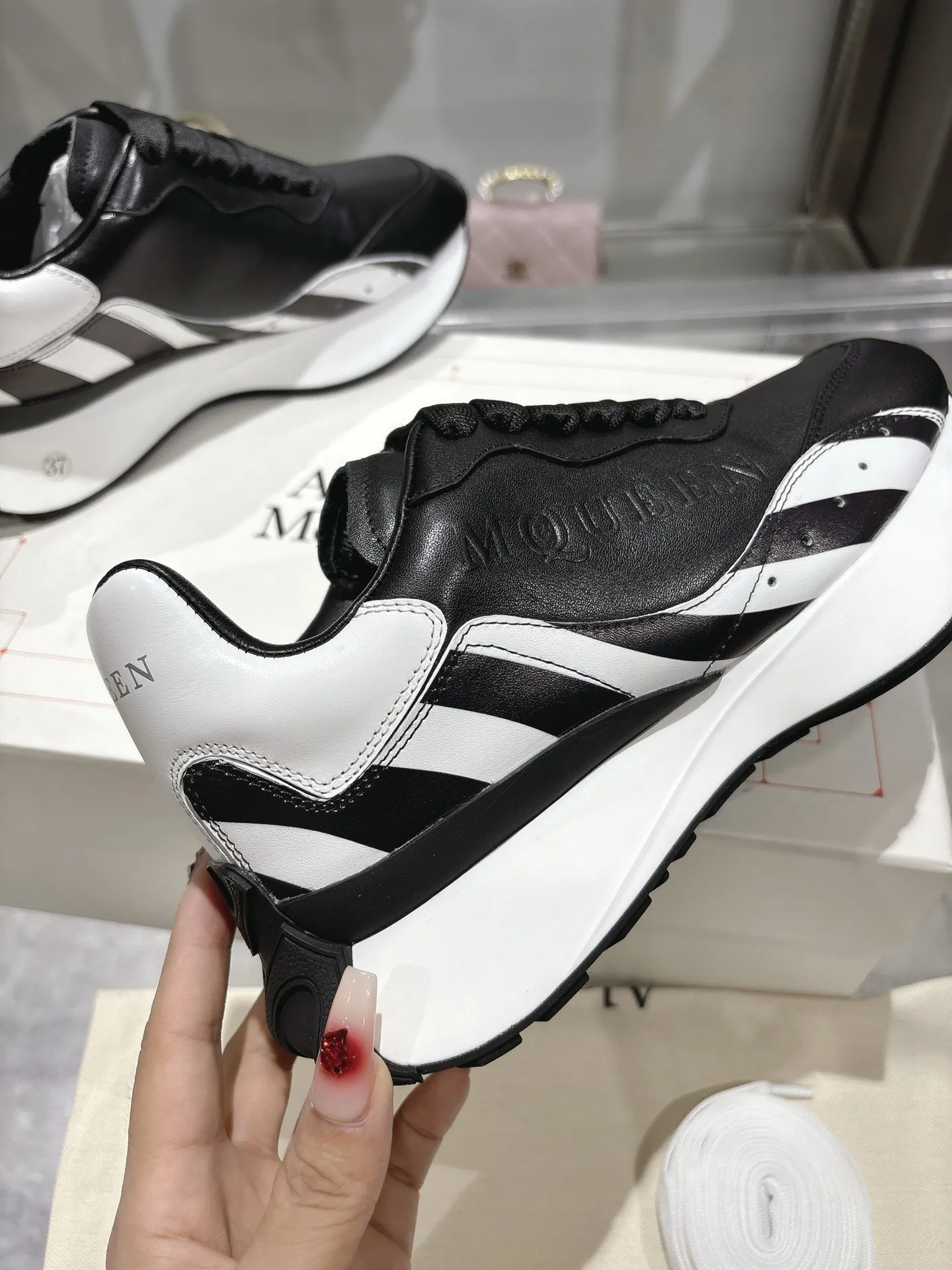 ALEXANDER MCQUEEN 黒白 Sprintスニーカー - 画像 (4)