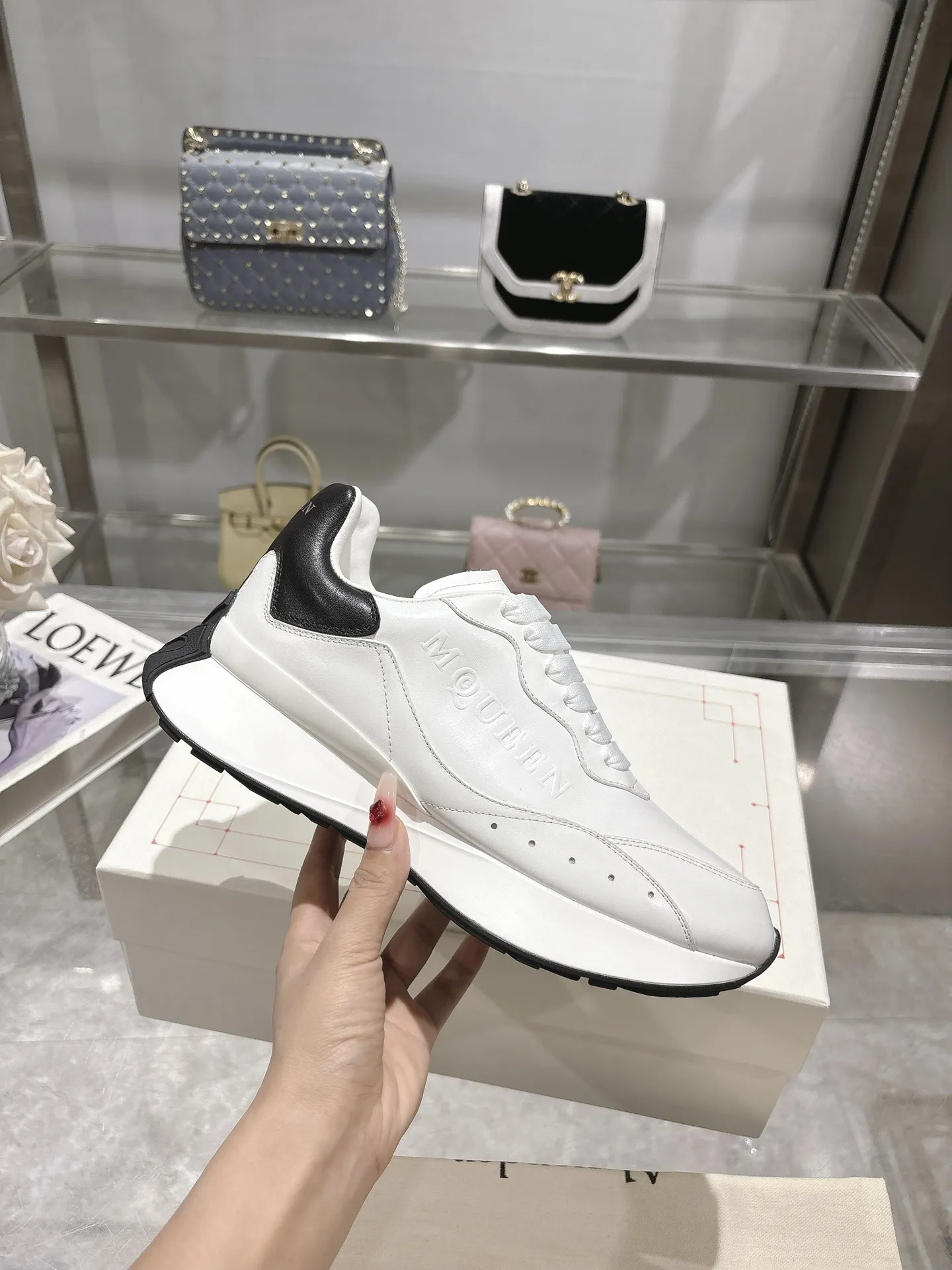 ALEXANDER MCQUEEN 白黒スニーカー 2025春夏