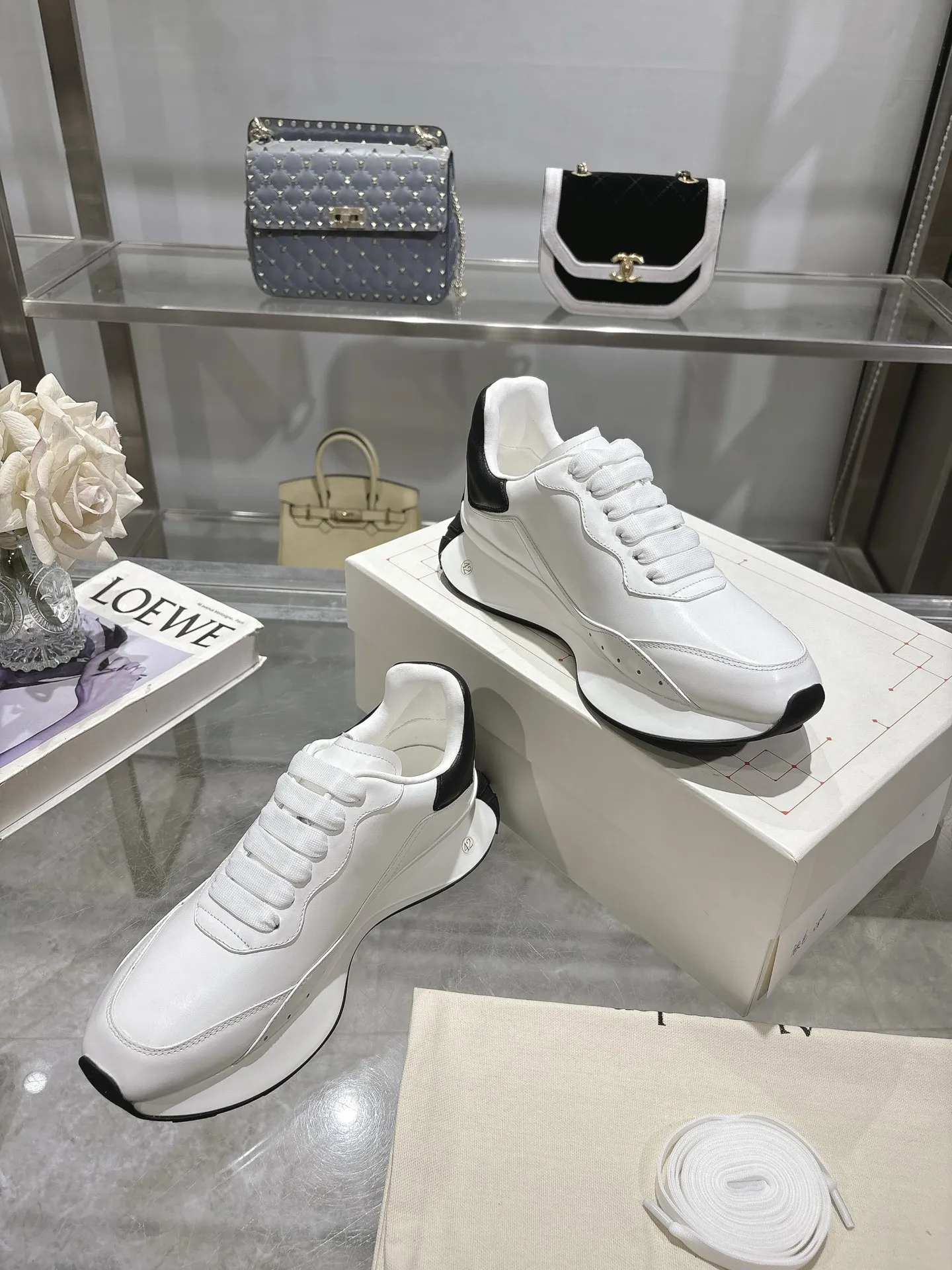 ALEXANDER MCQUEEN 白黒スニーカー 2025春夏 - 画像 (4)