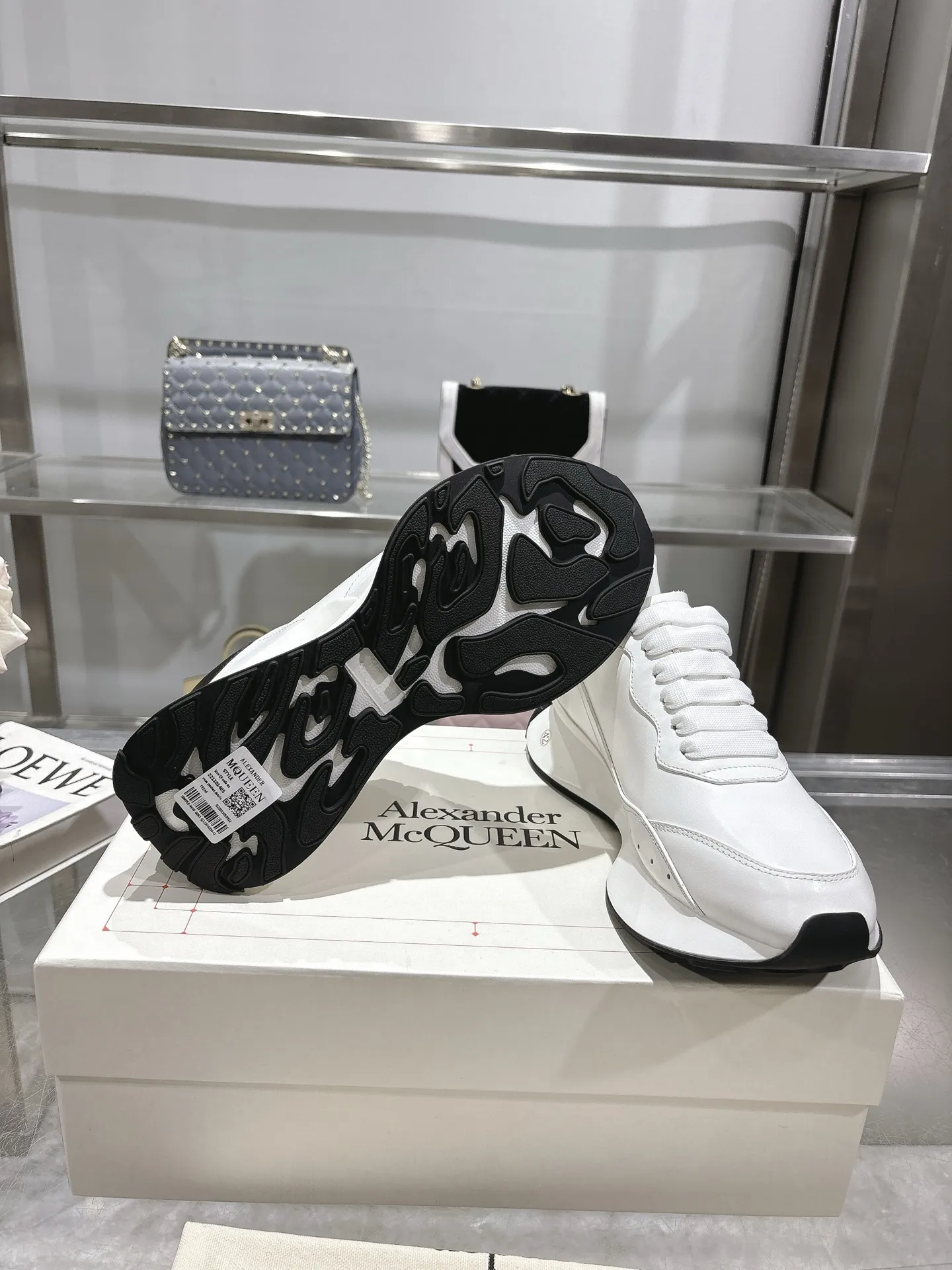 ALEXANDER MCQUEEN 白黒スニーカー 2025春夏 - 画像 (5)