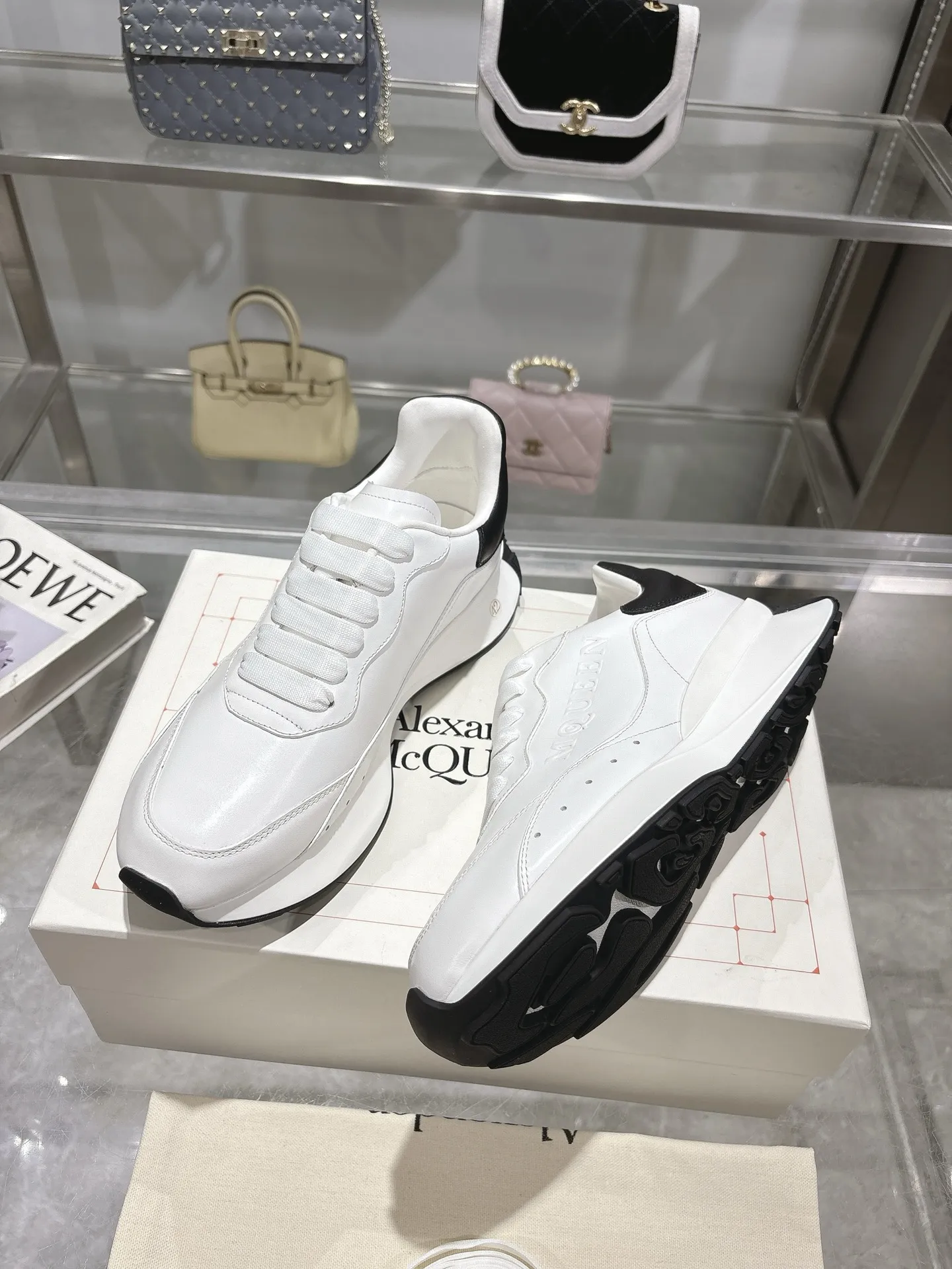 ALEXANDER MCQUEEN 白黒スニーカー 2025春夏 - 画像 (6)