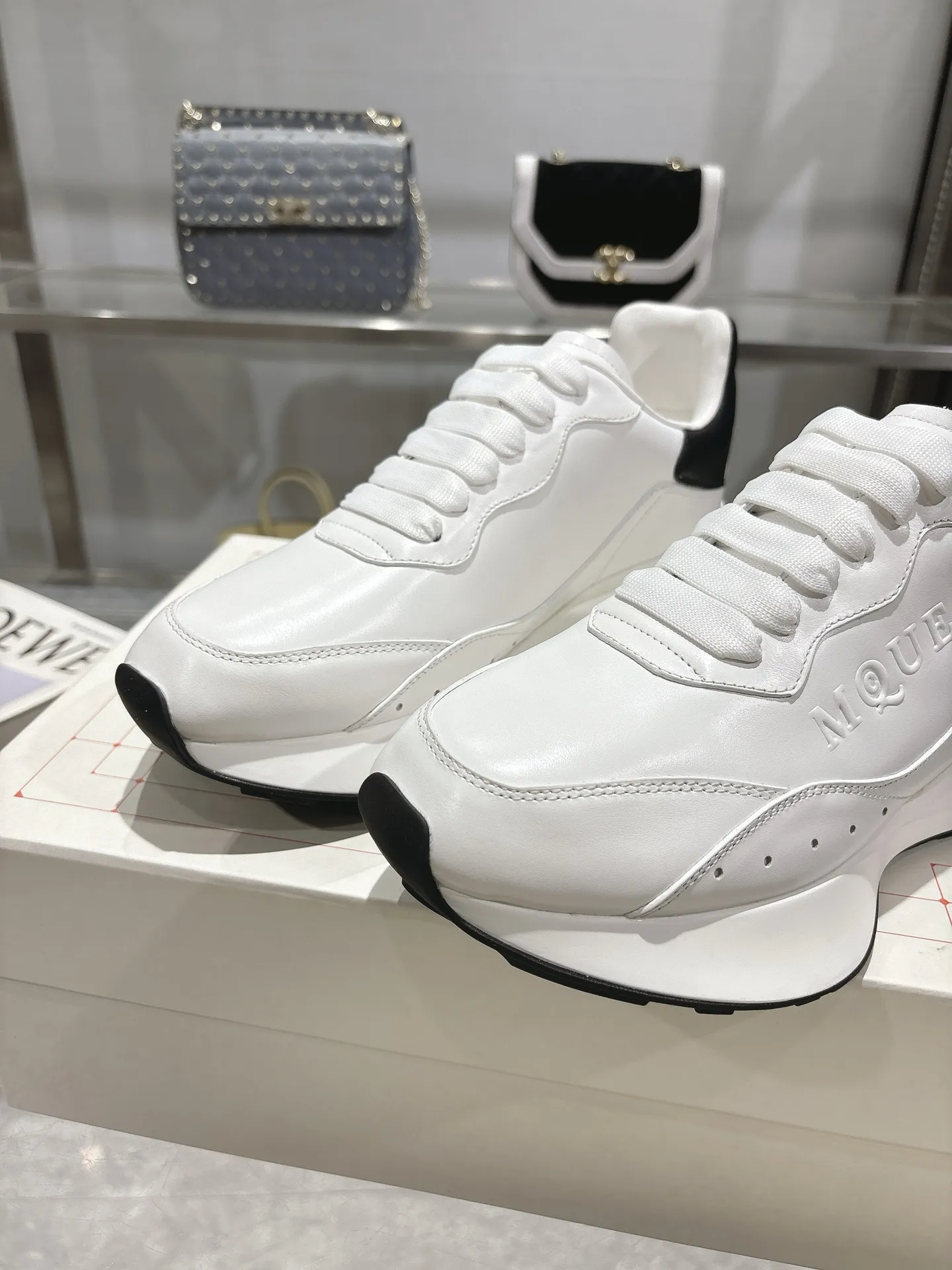 ALEXANDER MCQUEEN 白黒スニーカー 2025春夏 - 画像 (7)