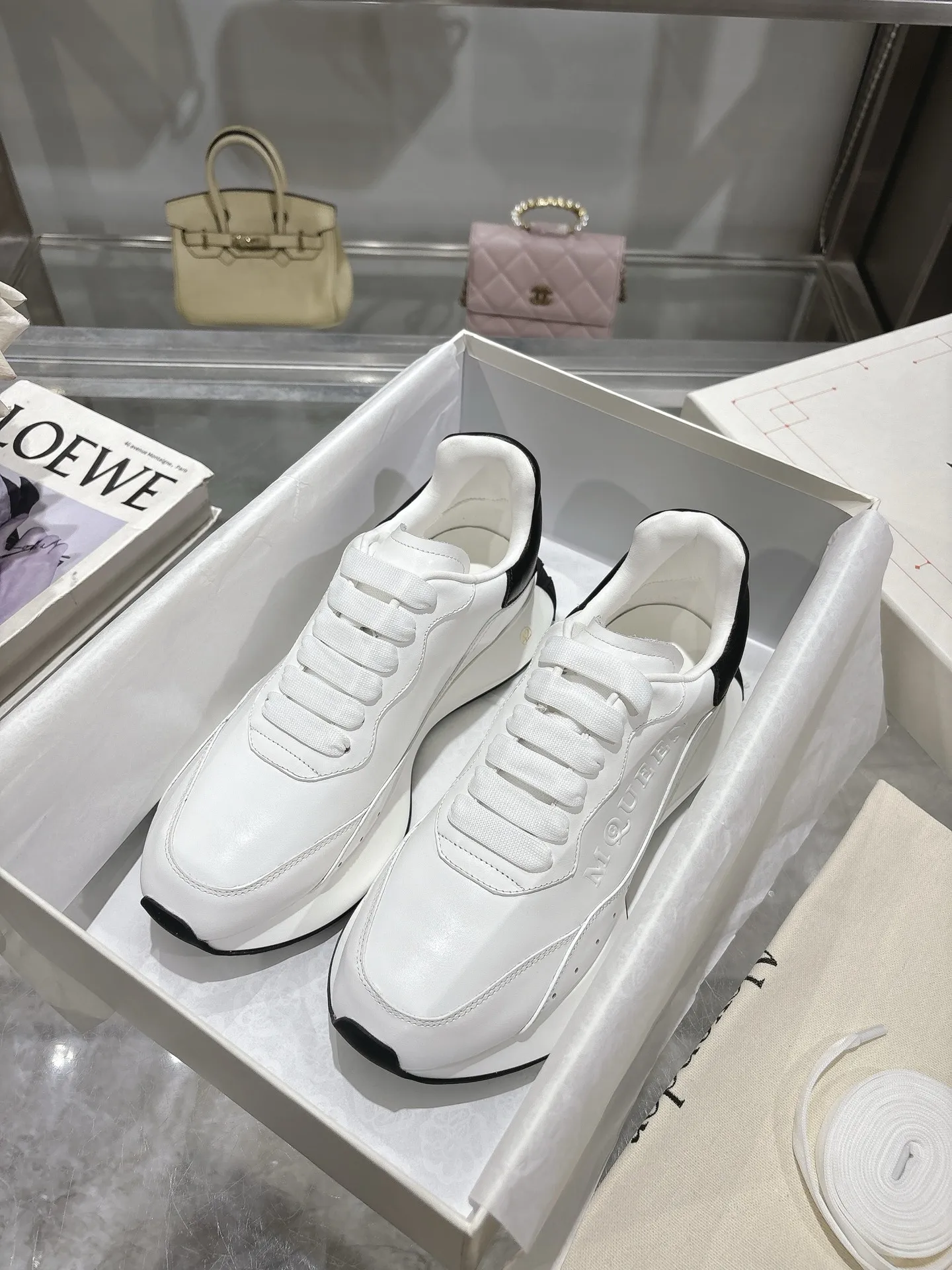 ALEXANDER MCQUEEN 白黒スニーカー 2025春夏 - 画像 (8)